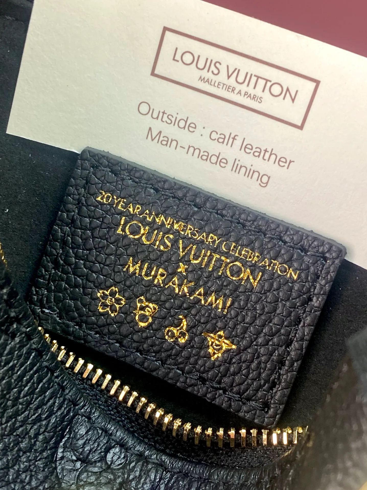 💰580 M13824 Little Bear! This Mini Pochette Accessoires clutch bag is made of Monogram Denim leather. The Monogram pattern is woven into it and then goes through multiple complicated processes such as bleaching, finishing and sand washing to give the certified cotton a unique texture. It has a rounded shape and a zipper to open the ample space to securely store daily needs. Can also be attached to handbags via chains and hooks. 15.5 x 10.5 x 4 cm (length x height x width).