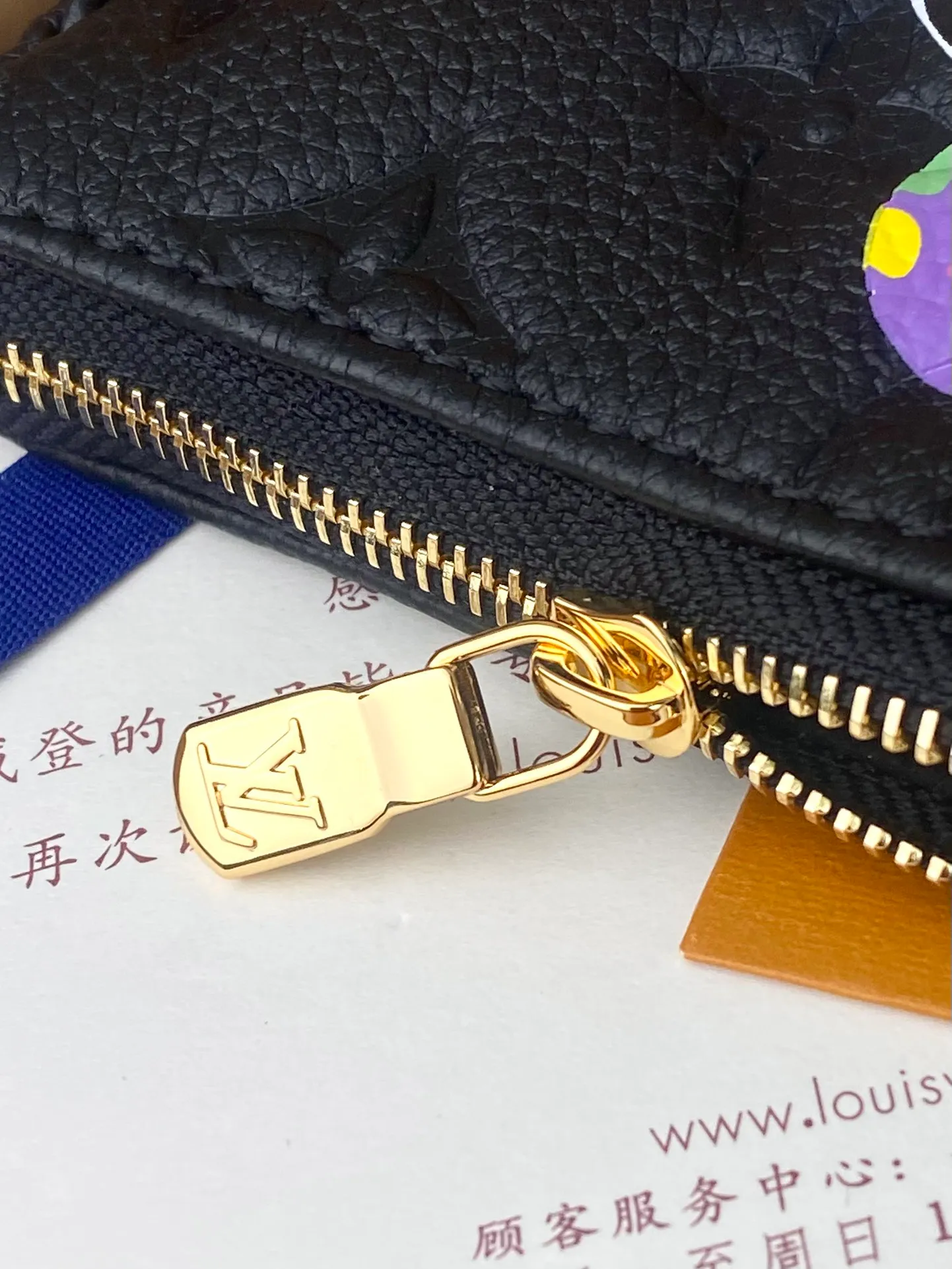 💰580 M13824 Little Bear! This Mini Pochette Accessoires clutch bag is made of Monogram Denim leather. The Monogram pattern is woven into it and then goes through multiple complicated processes such as bleaching, finishing and sand washing to give the certified cotton a unique texture. It has a rounded shape and a zipper to open the ample space to securely store daily needs. Can also be attached to handbags via chains and hooks. 15.5 x 10.5 x 4 cm (length x height x width).