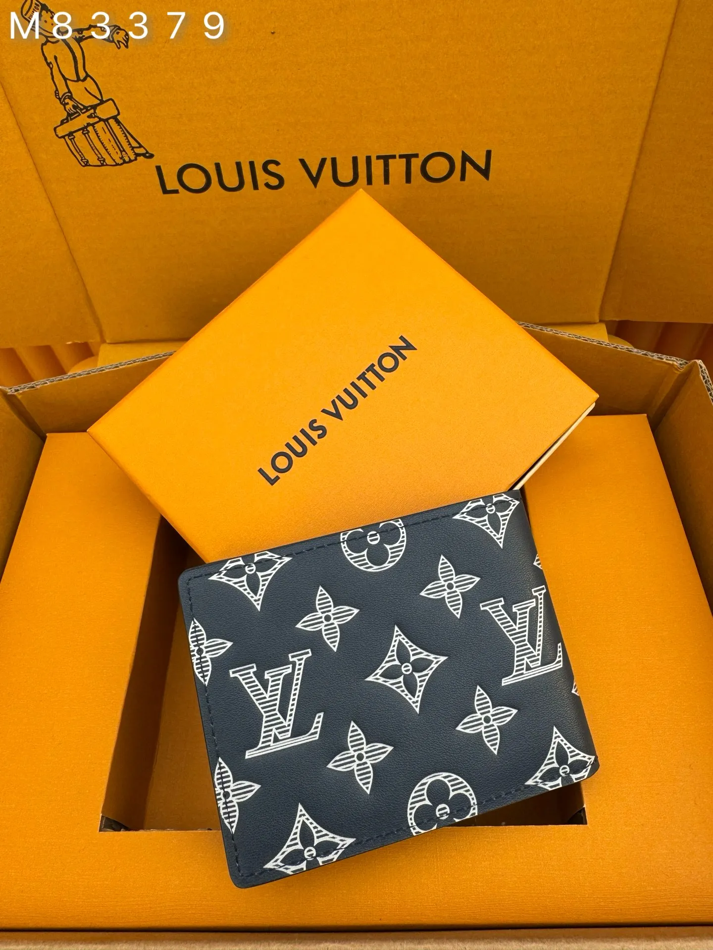M83379 "Special Duty Free" ♻️[Official special edition·First-class material·All-steel hardware·French chips·Full set of packaging] This Multiple wallet is made of smooth cow leather, and uses printing and embossing techniques to reproduce the Monogram pattern drawn by Georges Vuitton in 1896, showing a strong retro sentiment. 11.5x9x1.5cm 💰440
