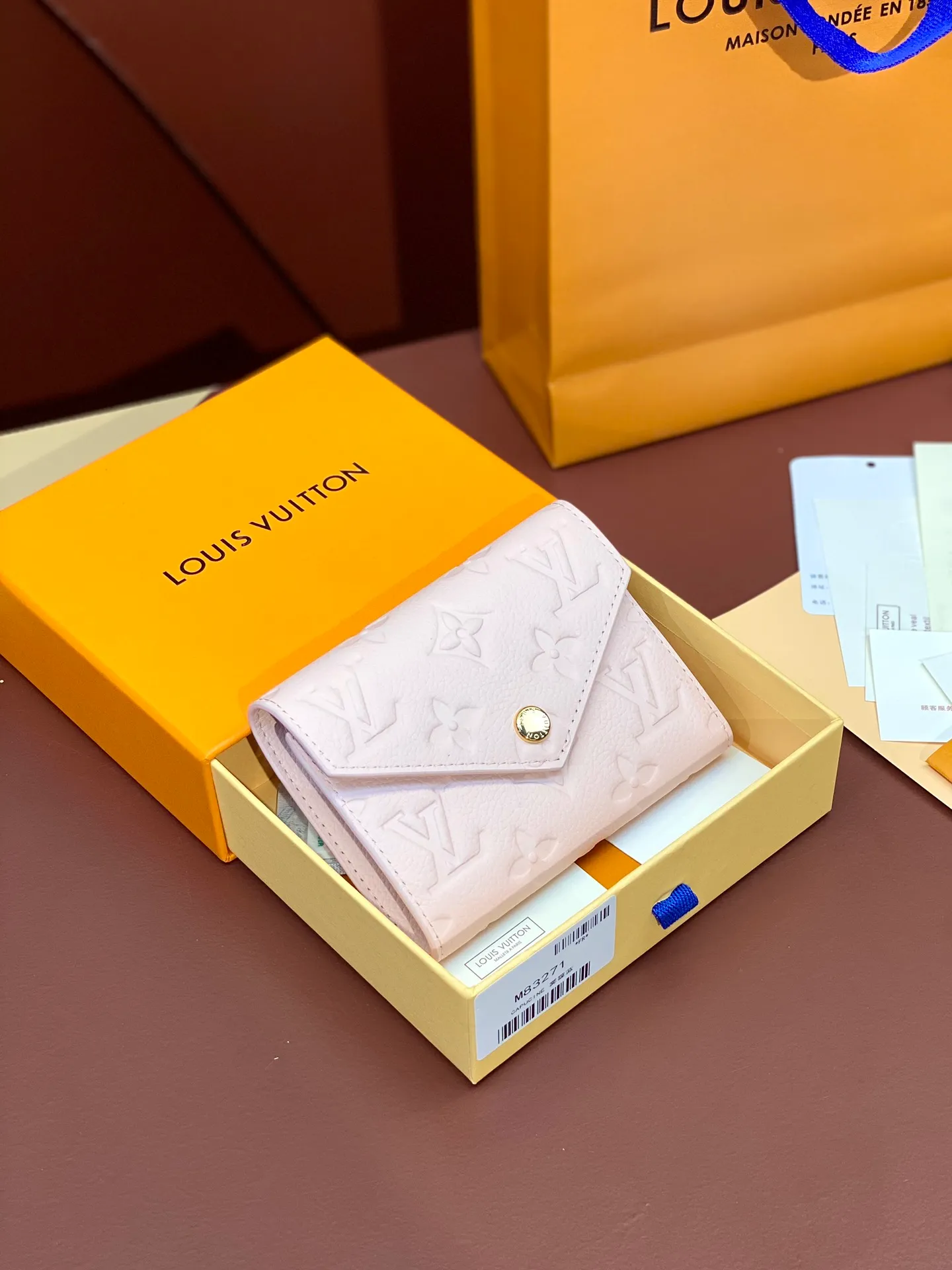 💰480 M83271 nude pink! Made of top layer cowhide! Wallet Zoé wallet is made of soft Monogram Empreinte leather and decorated with the classic Louis Vuitton Monogram embossing. It fits easily into a small bag and has enough capacity to store coins, banknotes and credit cards. 12x9cm.