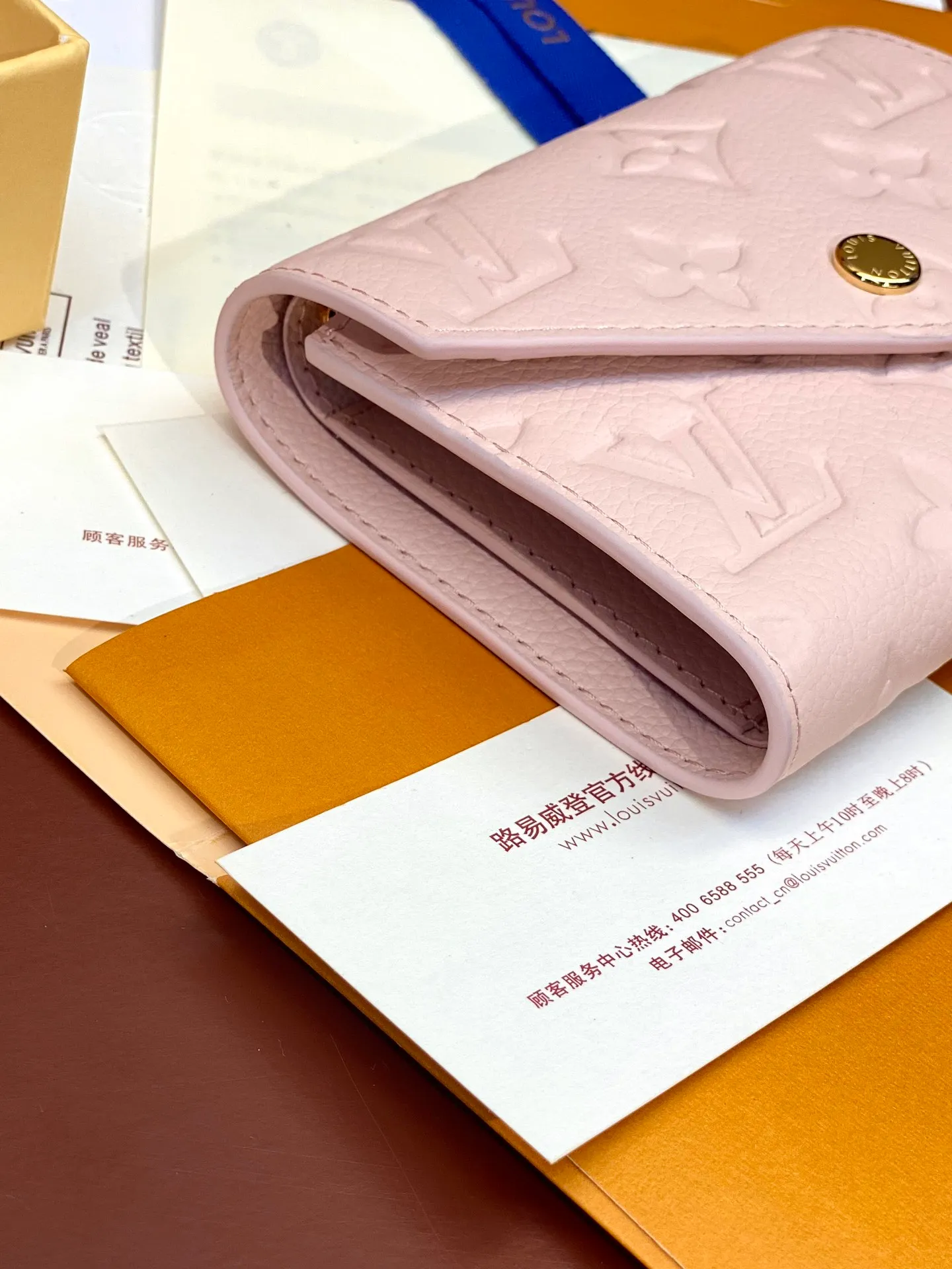 💰480 M83271 nude pink! Made of top layer cowhide! Wallet Zoé wallet is made of soft Monogram Empreinte leather and decorated with the classic Louis Vuitton Monogram embossing. It fits easily into a small bag and has enough capacity to store coins, banknotes and credit cards. 12x9cm.