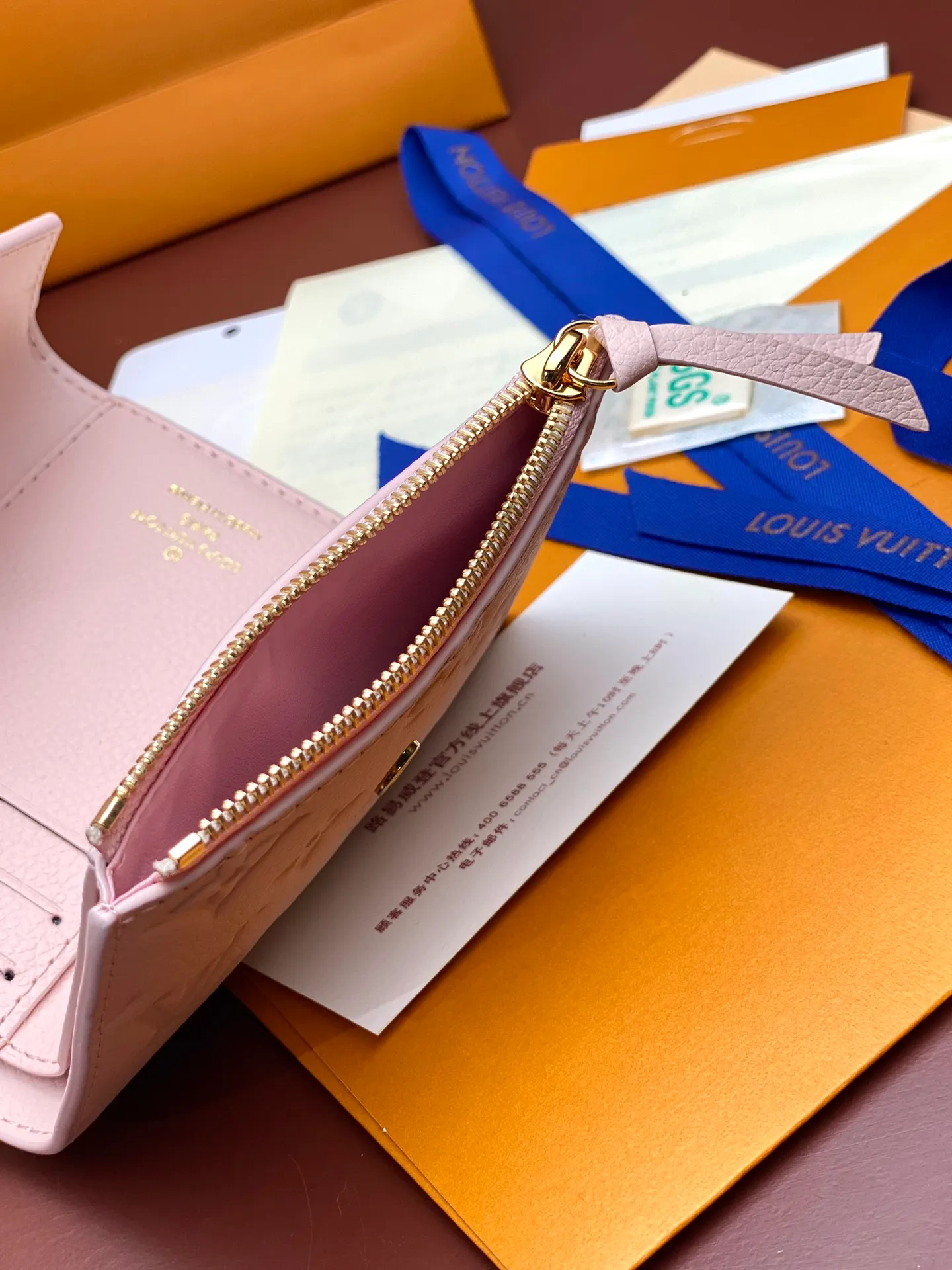 💰480 M83271 nude pink! Made of top layer cowhide! Wallet Zoé wallet is made of soft Monogram Empreinte leather and decorated with the classic Louis Vuitton Monogram embossing. It fits easily into a small bag and has enough capacity to store coins, banknotes and credit cards. 12x9cm.