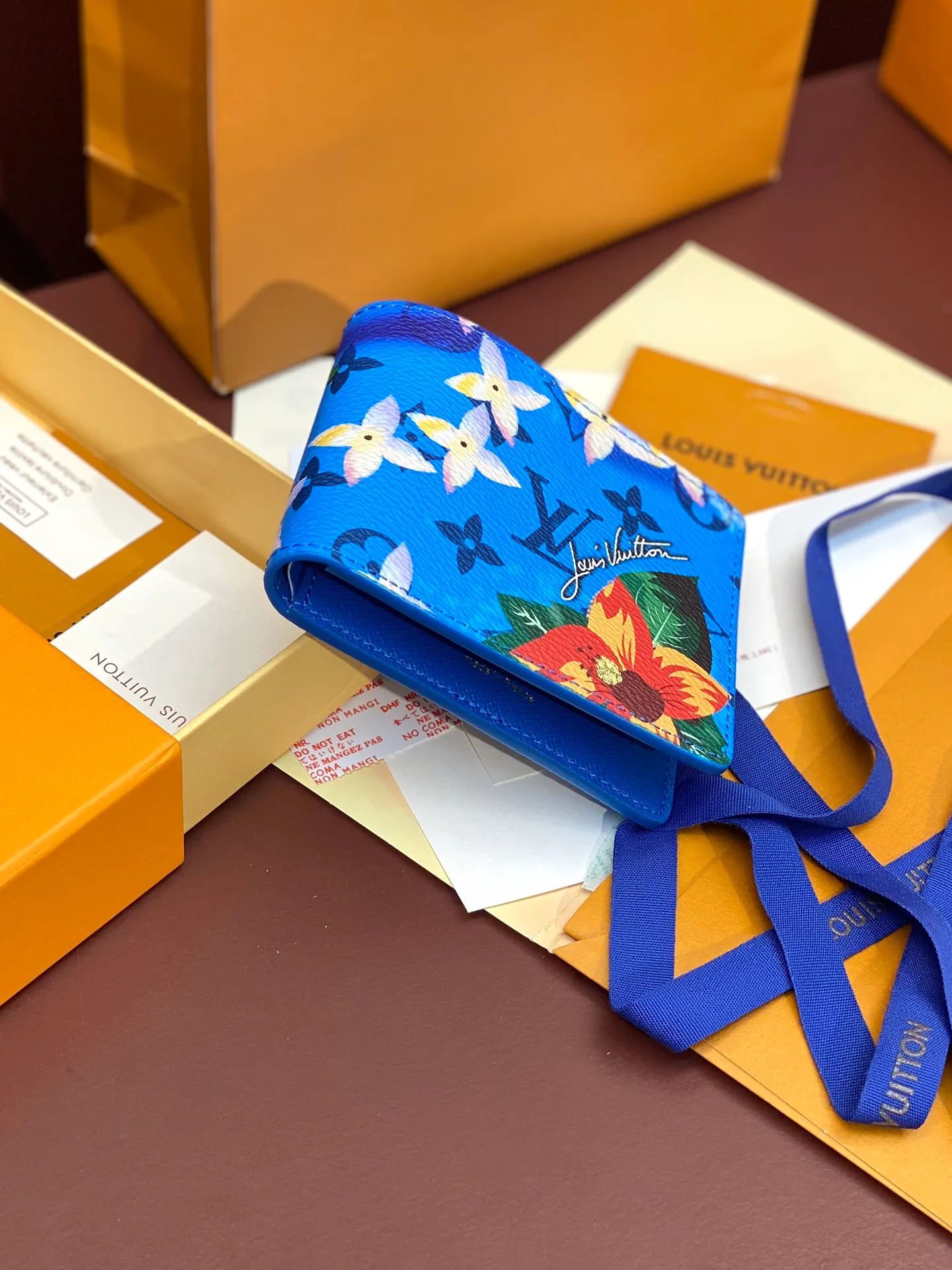 M61695 skateboard 🛹 bright blue! This Slender wallet is made of Monogram Surfin’ coated canvas, with colorful patterns overlapping tropical elements and the brand’s classic logo, giving the iconic piece a retro feel. Inside there are eight card slots and a compartment for banknotes. size: 11x8.5x2cm. 💰340
