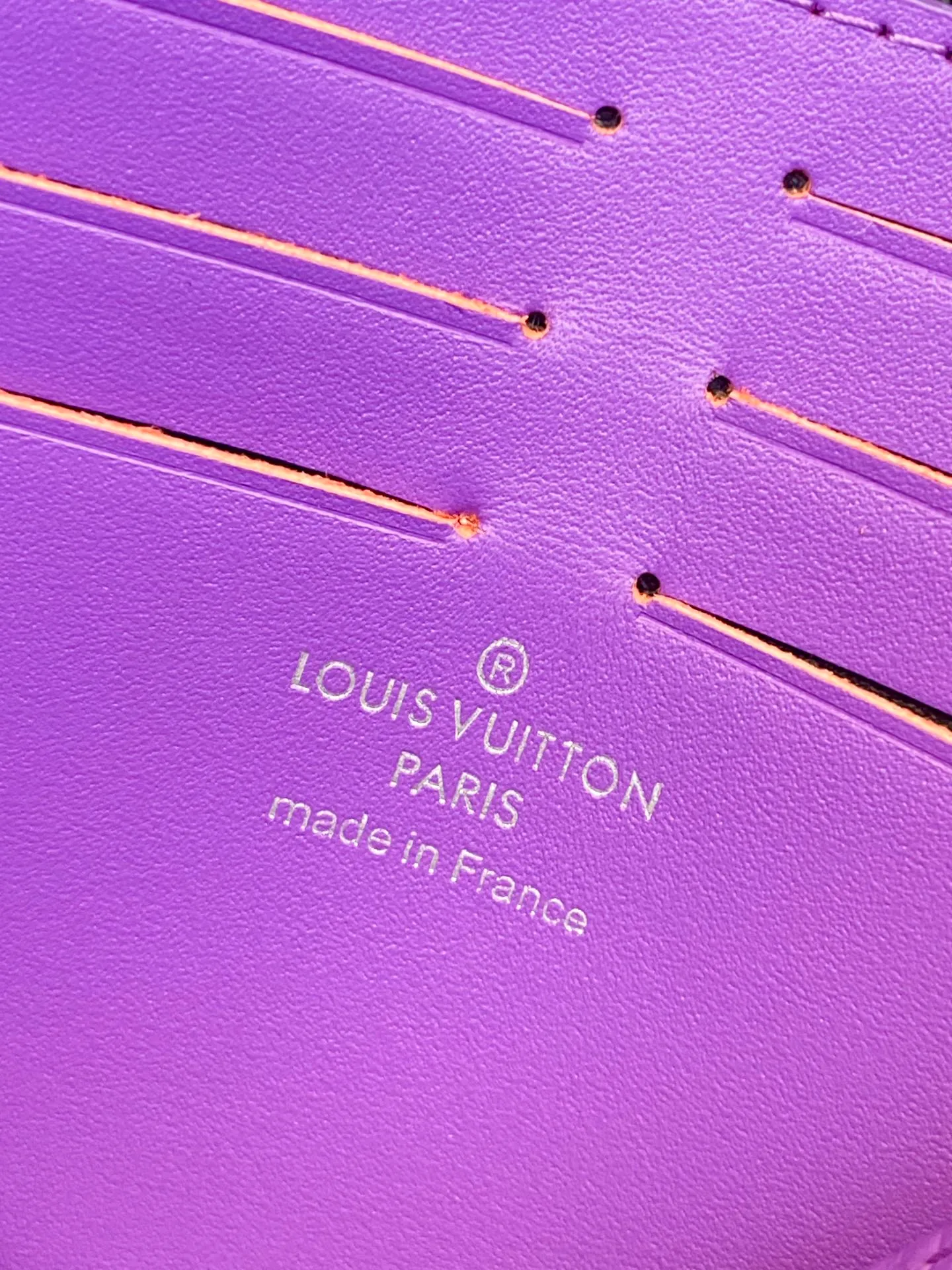 💰 720 upgraded version⚠️M61692 embossed purple! Chip version, (made of first-layer cowhide) POCHETTE VOYAGE clutch. This Pochette Voyage clutch is made of Taïga pebbled cowhide, marked with LV letters on one corner, and paired with shiny metal parts. The zipper opens the card slot and main compartment, which can accommodate small items. Detailed features! 27 x 21 x 6 cm, (Length x Height x Width), Taïga cow leather, Textile lining, Metal hardware, Zip closure, Internal slip pocket, Card compartment, Made in one of France, Spain, Italy and the United States.