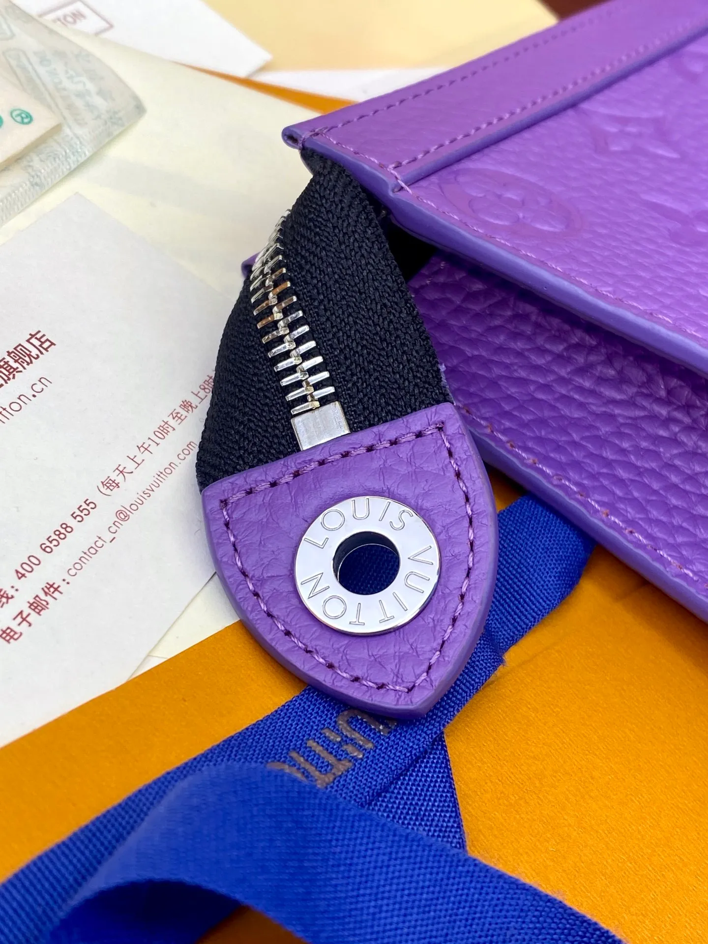 💰 720 upgraded version⚠️M61692 embossed purple! Chip version, (made of first-layer cowhide) POCHETTE VOYAGE clutch. This Pochette Voyage clutch is made of Taïga pebbled cowhide, marked with LV letters on one corner, and paired with shiny metal parts. The zipper opens the card slot and main compartment, which can accommodate small items. Detailed features! 27 x 21 x 6 cm, (Length x Height x Width), Taïga cow leather, Textile lining, Metal hardware, Zip closure, Internal slip pocket, Card compartment, Made in one of France, Spain, Italy and the United States.