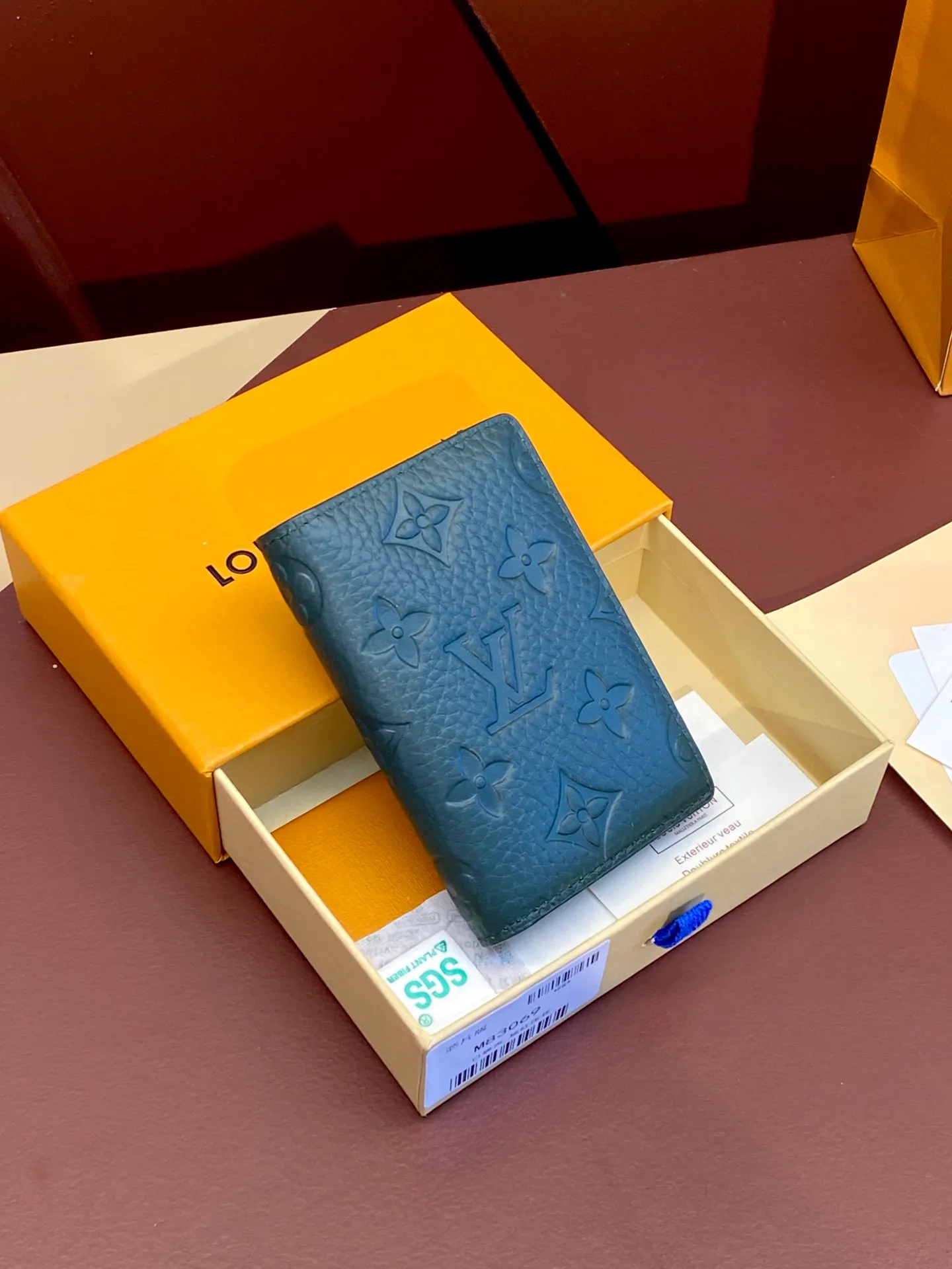 💰 340 M83069 Green! Chip version, (made of top-grain cowhide), this pocket wallet is made of full-grain Taurillon leather, with subtle embossed LV letters and Monogram flowers. The compact design has an inner pocket and an outer pocket for easy access to credit cards or transportation cards. Detailed features 7.5 x 11.1 x 1 cm (length x height x width).