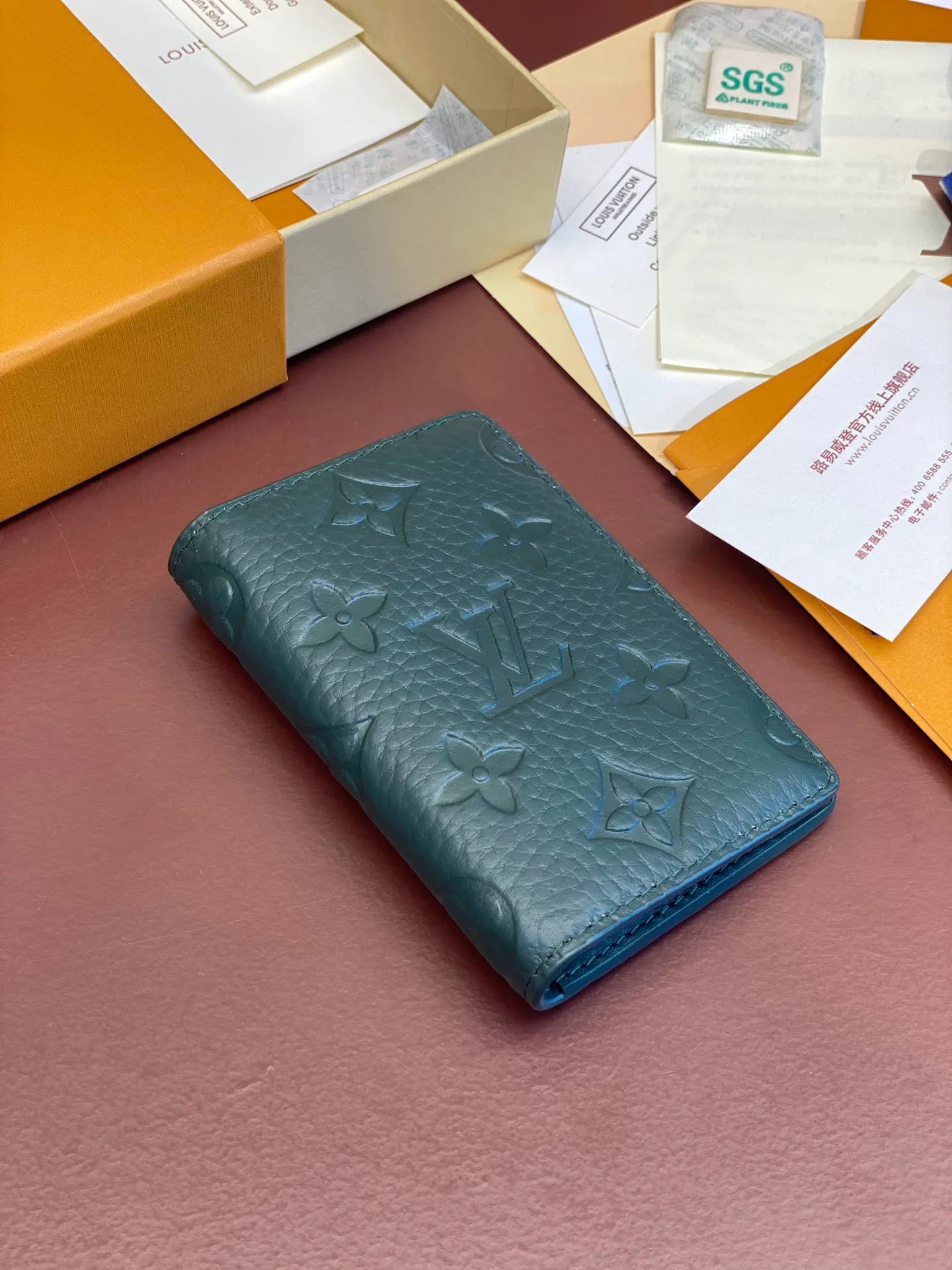 💰 340 M83069 Green! Chip version, (made of top-grain cowhide), this pocket wallet is made of full-grain Taurillon leather, with subtle embossed LV letters and Monogram flowers. The compact design has an inner pocket and an outer pocket for easy access to credit cards or transportation cards. Detailed features 7.5 x 11.1 x 1 cm (length x height x width).
