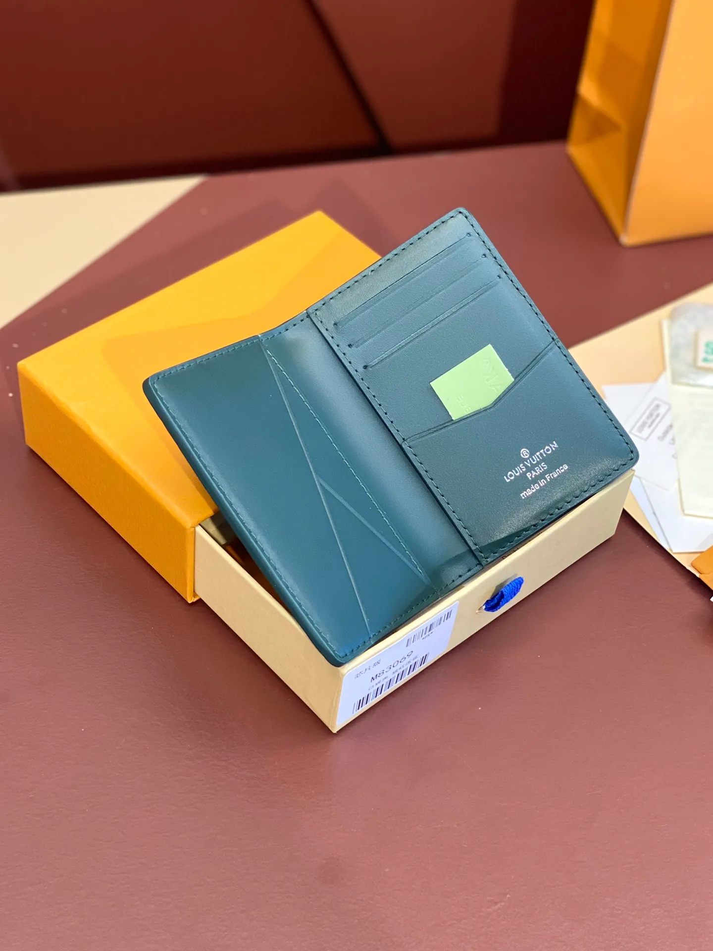 💰 340 M83069 Green! Chip version, (made of top-grain cowhide), this pocket wallet is made of full-grain Taurillon leather, with subtle embossed LV letters and Monogram flowers. The compact design has an inner pocket and an outer pocket for easy access to credit cards or transportation cards. Detailed features 7.5 x 11.1 x 1 cm (length x height x width).