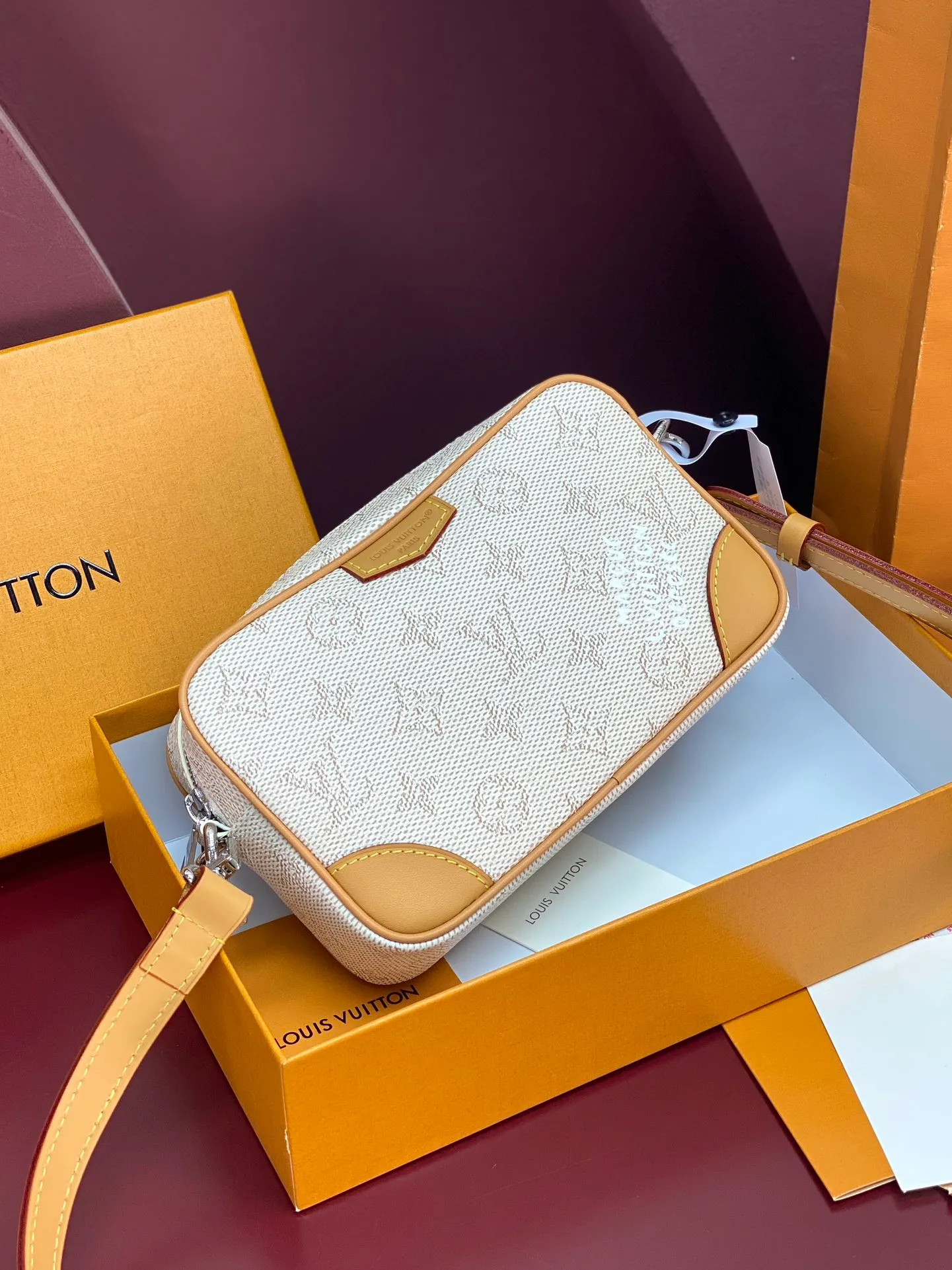 M27155 silk screen apricot color! Chip version! TROCADÉRO MINI BAG! This Trocadéro mini bag is crafted in Monogram Heritage coated canvas with leather trim and trunk-style reinforced corners, a nod to the brand's compact crossbody designs created in the 1980s. The apricot tone complements the colorful striped lining, and the detachable and adjustable shoulder strap allows for shoulder or cross-body wear.  Dimensions 13 x 6.5 x 20 cm.