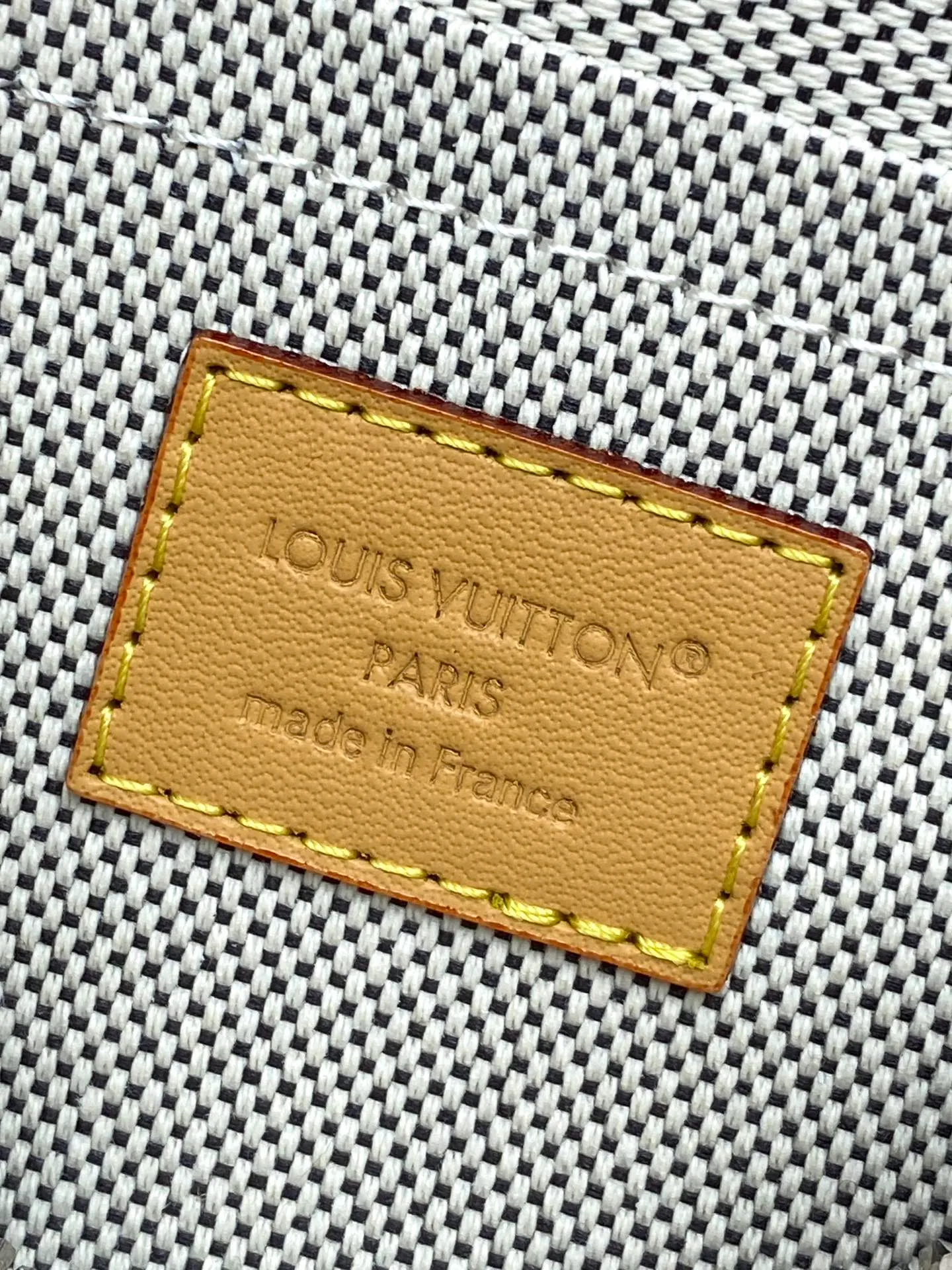 M27155 silk screen apricot color! Chip version! TROCADÉRO MINI BAG! This Trocadéro mini bag is crafted in Monogram Heritage coated canvas with leather trim and trunk-style reinforced corners, a nod to the brand's compact crossbody designs created in the 1980s. The apricot tone complements the colorful striped lining, and the detachable and adjustable shoulder strap allows for shoulder or cross-body wear.  Dimensions 13 x 6.5 x 20 cm.