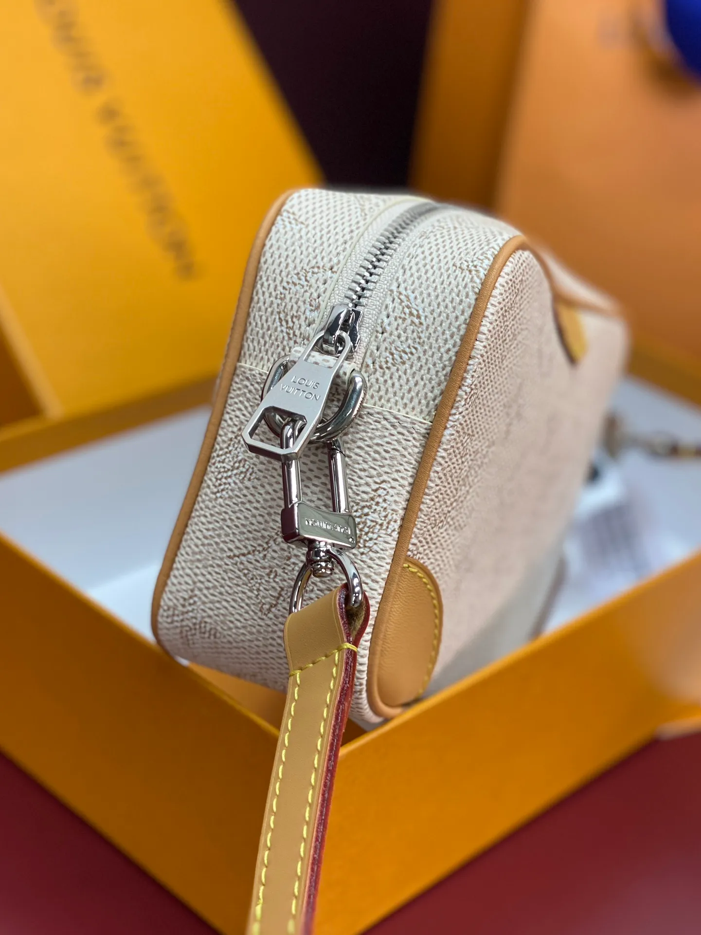 M27155 silk screen apricot color! Chip version! TROCADÉRO MINI BAG! This Trocadéro mini bag is crafted in Monogram Heritage coated canvas with leather trim and trunk-style reinforced corners, a nod to the brand's compact crossbody designs created in the 1980s. The apricot tone complements the colorful striped lining, and the detachable and adjustable shoulder strap allows for shoulder or cross-body wear.  Dimensions 13 x 6.5 x 20 cm.