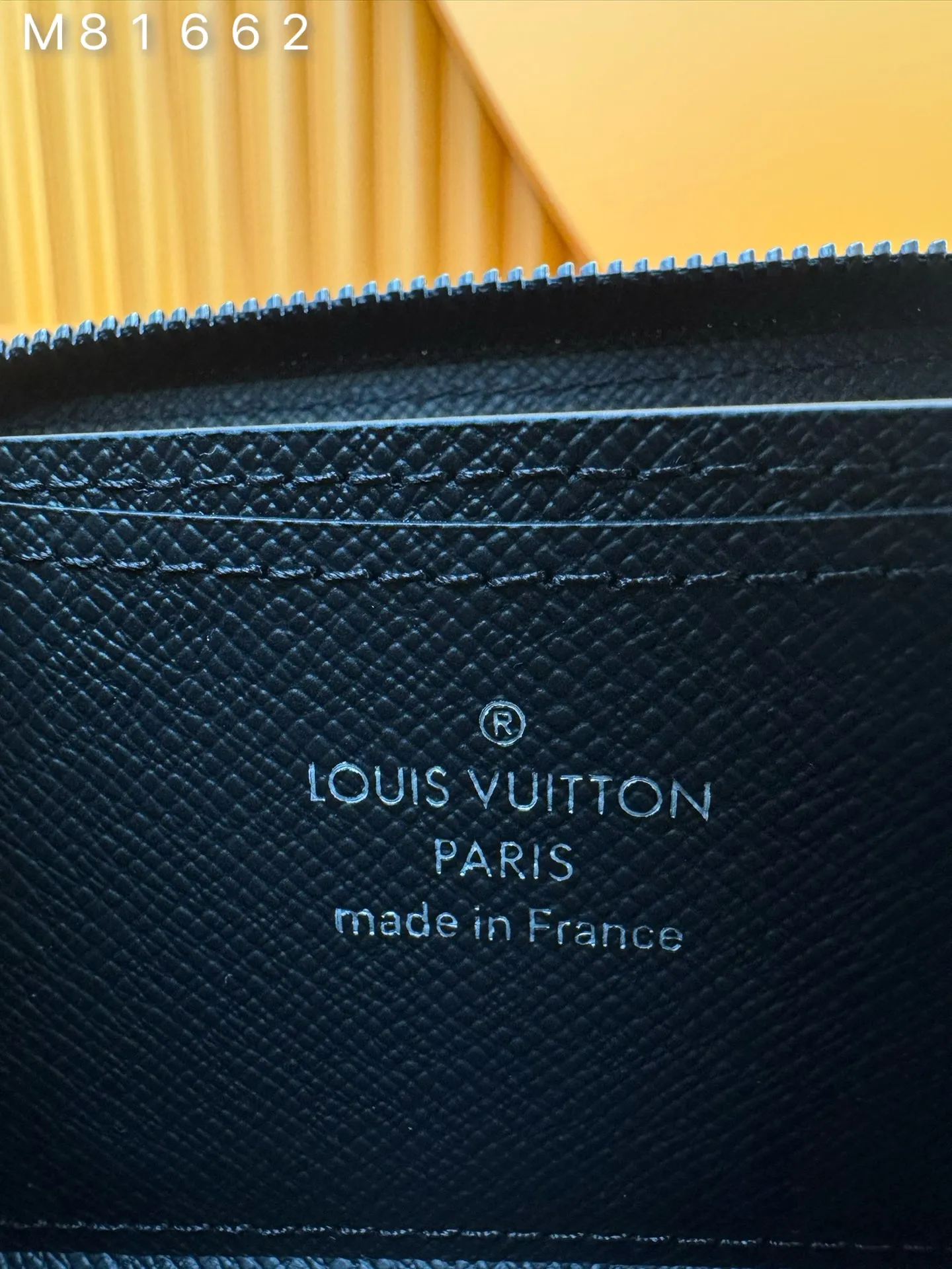 M81662 "Special Duty Free" ♻️[Official special edition·First-class material·All-steel hardware·French chip·Full set of packaging] Made of Monogram Eclipse canvas, with cowhide lining and silver metal parts. The zipper opens and closes widely, allowing easy access to the two inner coin compartments. The wallet can store change, credit cards and other small items. 7.5x11.5x2cm 💰560