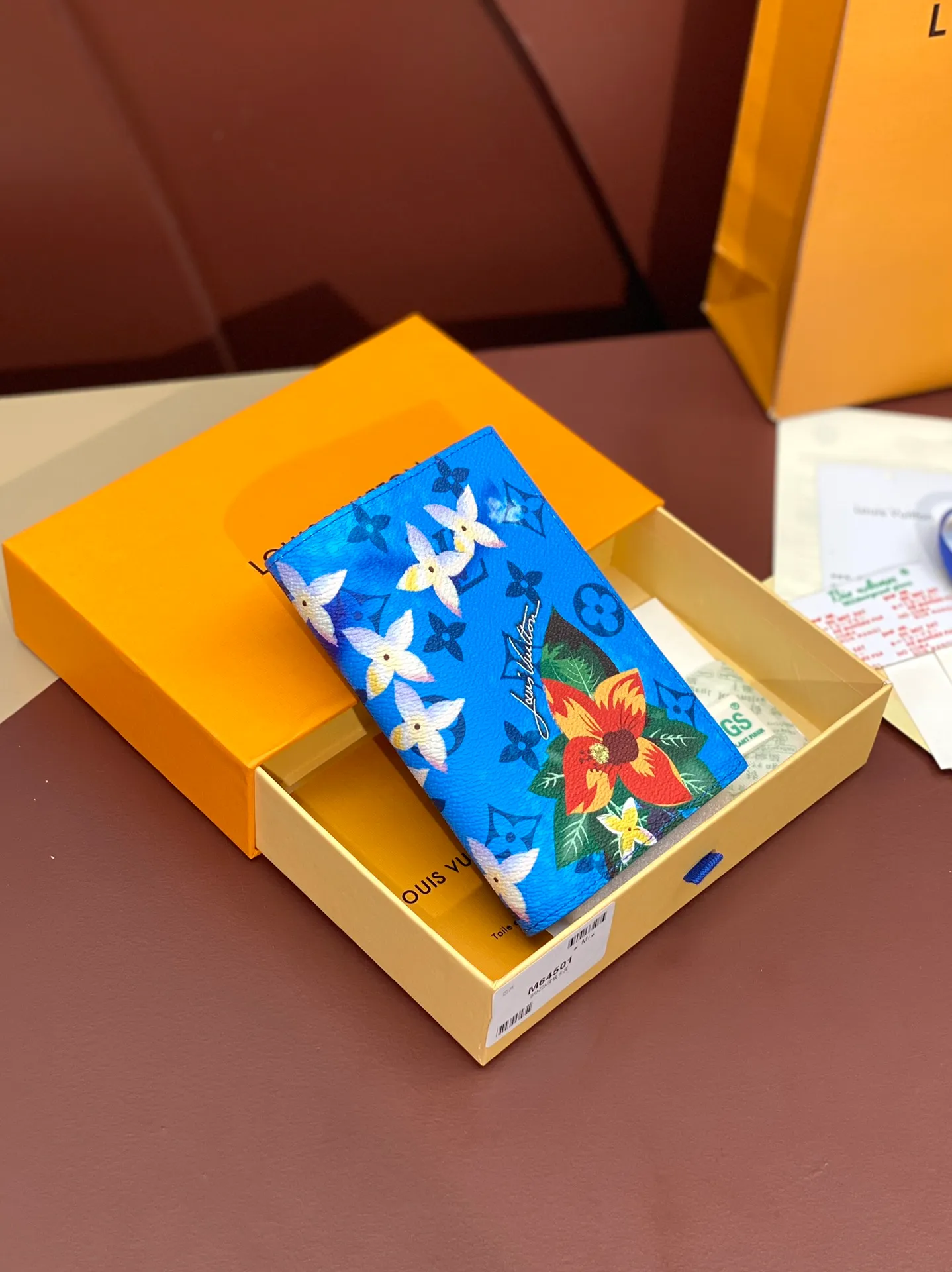 N64501 Skateboard 🛹 Bright blue! Passport holder! The perfect companion for traveling in style. Lined with luxurious grained calfskin and featuring a multi-compartment interior, this is a classic travel accessory. The image of a giraffe carrying a gorgeous Louis Vuitton handbag and making a shopping spree transforms this elegant passport holder into the embodiment of cuteness. 10.0 x 14.0 x 2.5 cm (length x height x width). 💰340