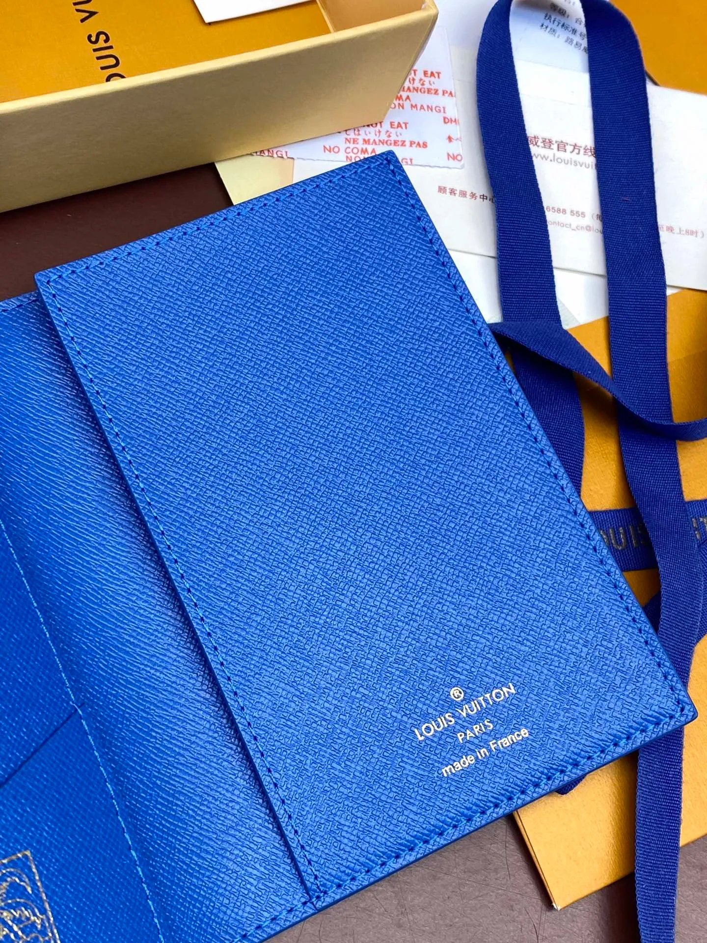 N64501 Skateboard 🛹 Bright blue! Passport holder! The perfect companion for traveling in style. Lined with luxurious grained calfskin and featuring a multi-compartment interior, this is a classic travel accessory. The image of a giraffe carrying a gorgeous Louis Vuitton handbag and making a shopping spree transforms this elegant passport holder into the embodiment of cuteness. 10.0 x 14.0 x 2.5 cm (length x height x width). 💰340