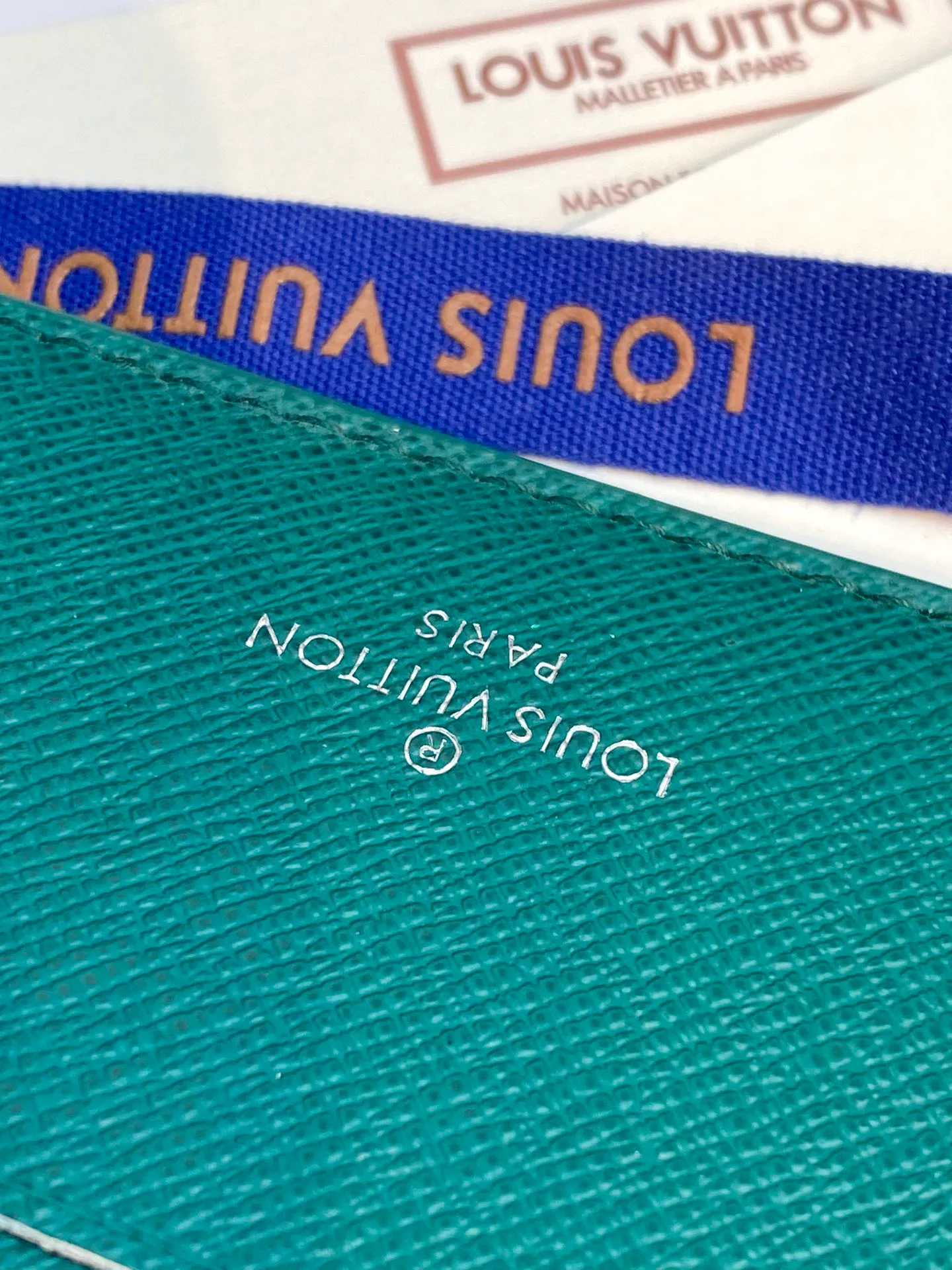 M12657 Green! MULTIPLE Wallet, this Multiple wallet is made of Monogram Heritage canvas to release a modern style, delicately showing the original Damier pattern details such as vertical and horizontal textures and Marque L.Vuitton Déposée logo.  9 x 1.5 x 11.5 cm (H x W x Length). 💰340