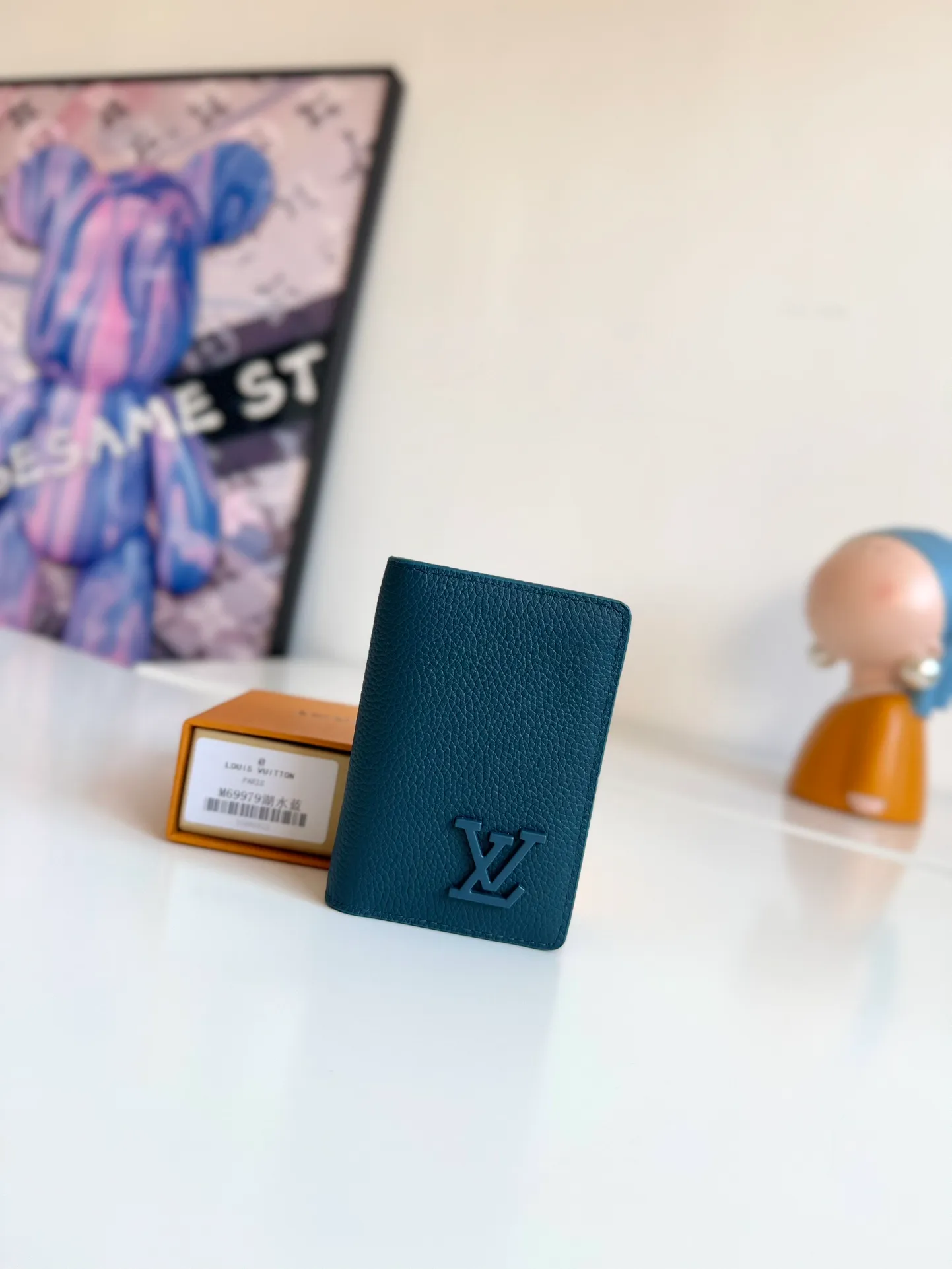 P340🇫🇷Exclusive real shot of overseas original M69979 lake blue! The new LV Aerogram Pocket Wallet is made of cow leather as soft as old aviation letterheads. The metal LV letters discreetly mark the brand identity. It is equipped with compartments and card slots, achieving the fusion of elegance and functionality. Pairs with any LV Aerogram bag. Size: 11×8cm