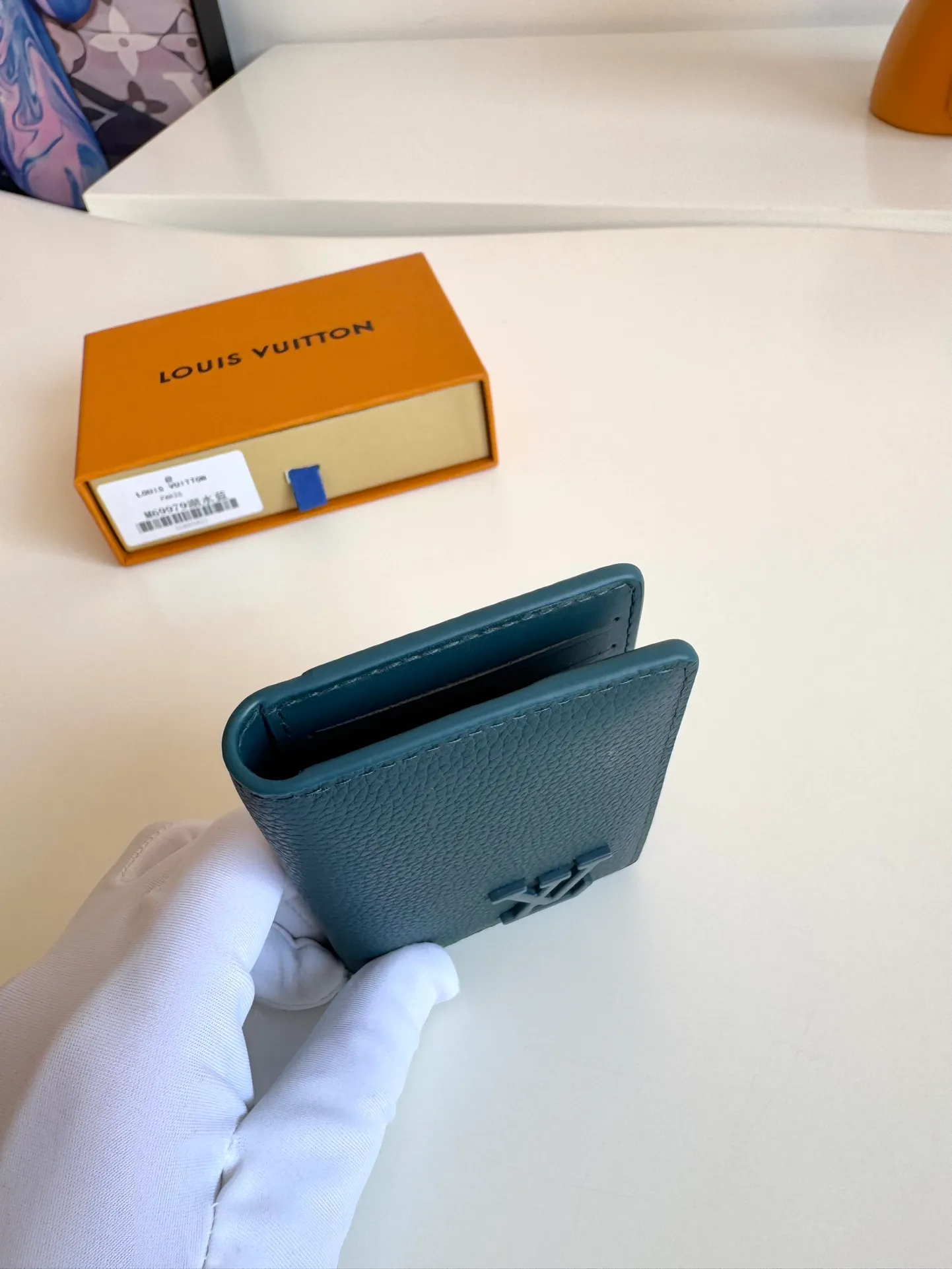 P340🇫🇷Exclusive real shot of overseas original M69979 lake blue! The new LV Aerogram Pocket Wallet is made of cow leather as soft as old aviation letterheads. The metal LV letters discreetly mark the brand identity. It is equipped with compartments and card slots, achieving the fusion of elegance and functionality. Pairs with any LV Aerogram bag. Size: 11×8cm