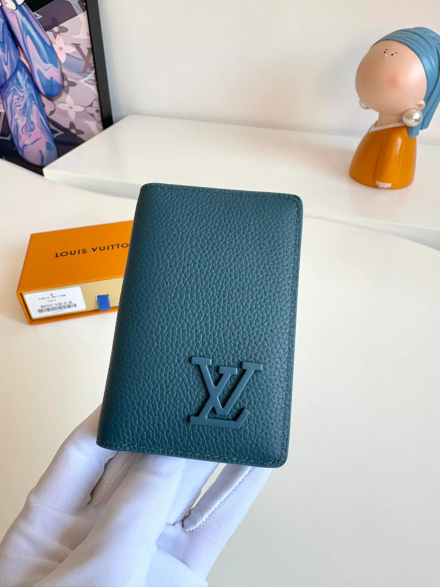 P340🇫🇷Exclusive real shot of overseas original M69979 lake blue! The new LV Aerogram Pocket Wallet is made of cow leather as soft as old aviation letterheads. The metal LV letters discreetly mark the brand identity. It is equipped with compartments and card slots, achieving the fusion of elegance and functionality. Pairs with any LV Aerogram bag. Size: 11×8cm