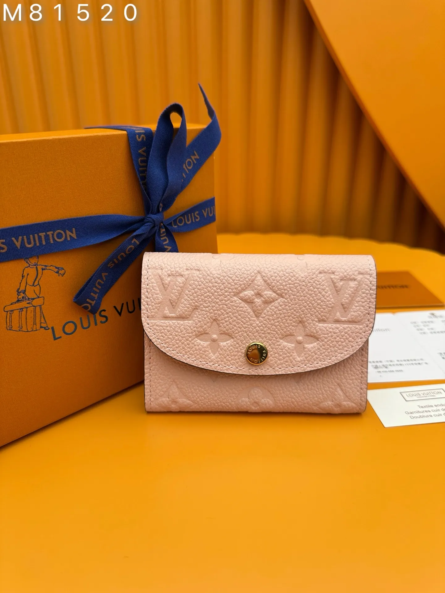 M81520 "Special Duty Free" ♻️[Official special edition·First-class material·All-steel hardware·French chips·Full set of packaging] This Rosalie coin purse is made of Monogram Empreinte embossed soft-grained cowhide. It opens with a rounded flap and has a compact configuration. It has a zippered coin pocket, a patch pocket and a card compartment inside. Louis Vuitton logo-engraved snaps secure the closure. 11x8x2.5cm 💰460