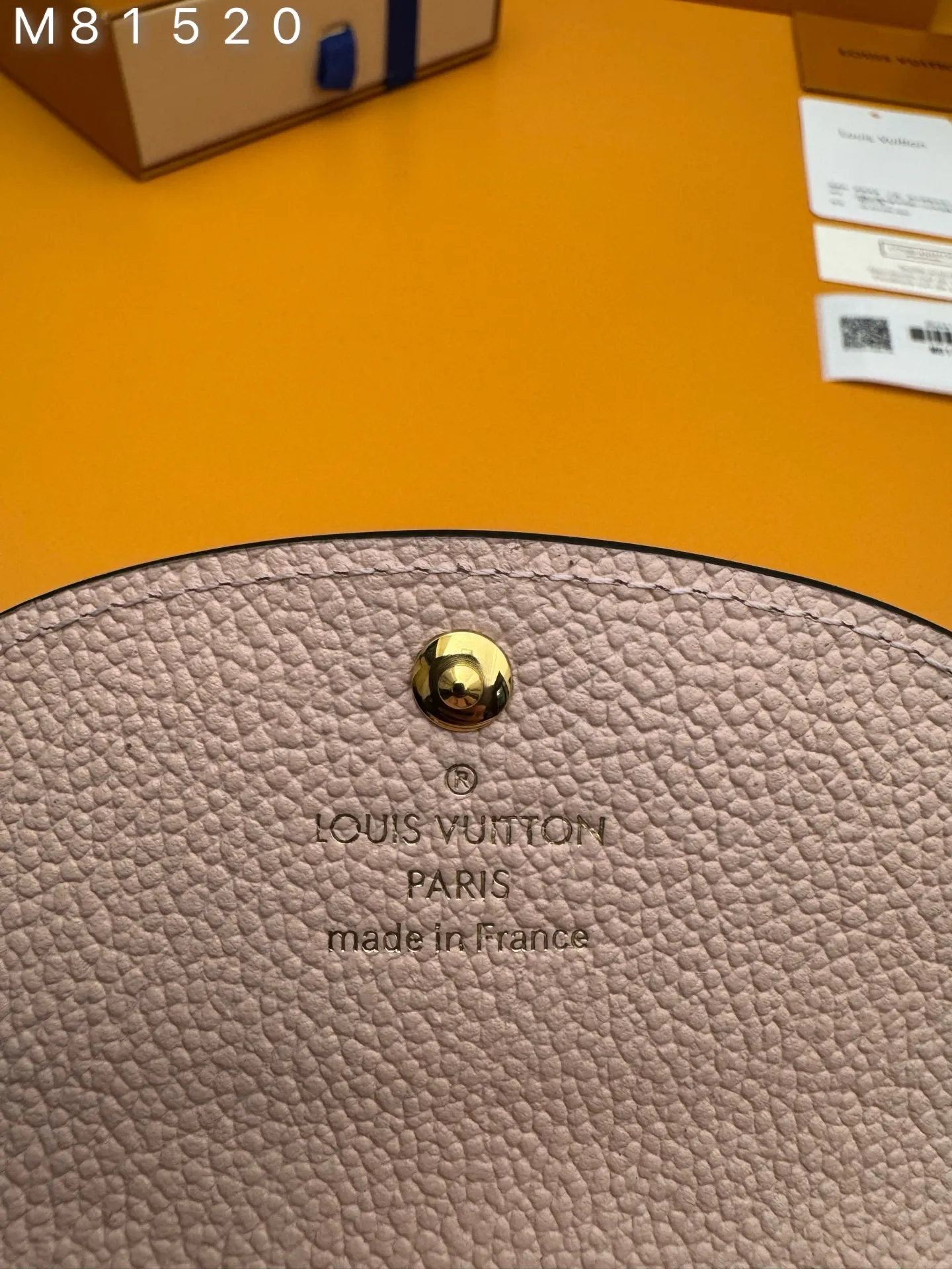 M81520 "Special Duty Free" ♻️[Official special edition·First-class material·All-steel hardware·French chips·Full set of packaging] This Rosalie coin purse is made of Monogram Empreinte embossed soft-grained cowhide. It opens with a rounded flap and has a compact configuration. It has a zippered coin pocket, a patch pocket and a card compartment inside. Louis Vuitton logo-engraved snaps secure the closure. 11x8x2.5cm 💰460