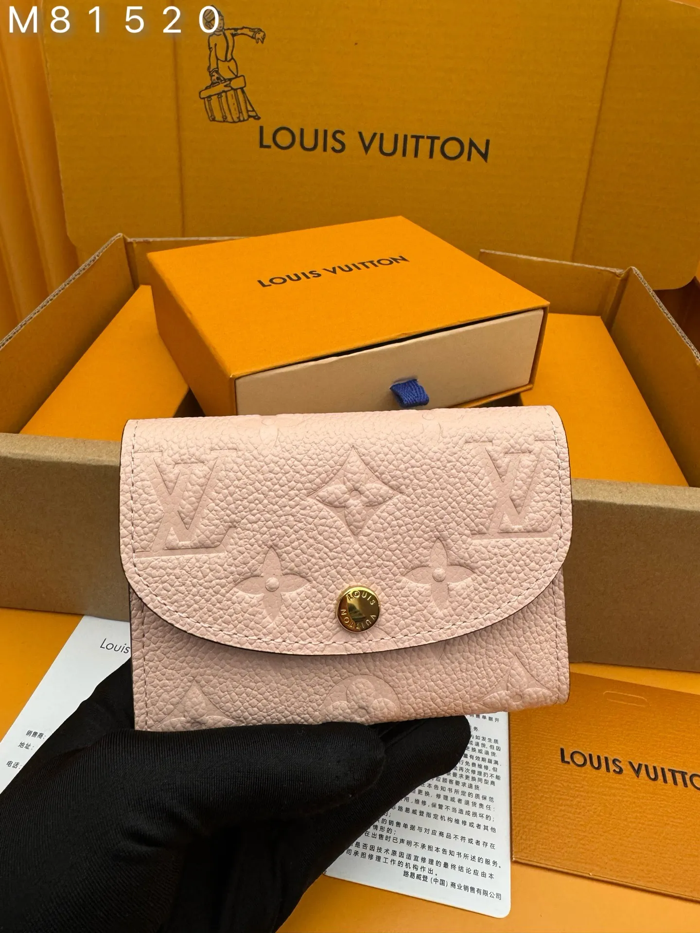 M81520 "Special Duty Free" ♻️[Official special edition·First-class material·All-steel hardware·French chips·Full set of packaging] This Rosalie coin purse is made of Monogram Empreinte embossed soft-grained cowhide. It opens with a rounded flap and has a compact configuration. It has a zippered coin pocket, a patch pocket and a card compartment inside. Louis Vuitton logo-engraved snaps secure the closure. 11x8x2.5cm 💰460