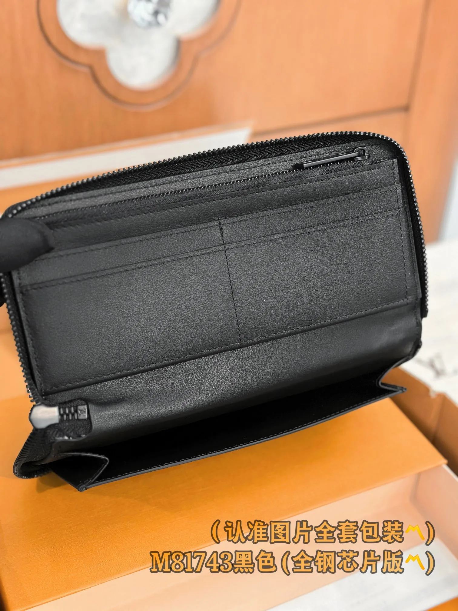 M81743 black (〽️A-grade all-steel version〽️) personalized customization, transcoding chip! Zipper Wallet LV Aerogram leather gives this zipper wallet a low-key brand style and elegance. The black cowhide leather is exquisitely crafted and soft, just like the air mail paper of the past. It is decorated with the LV Initials logo in the same color metal, making it more stylish. The style features a secure zipper closure and a spacious interior, making it an ideal style for fashionable men who prefer an all-in-one wallet.  10 x 20 x 2 cm (length x height x width). Special 400