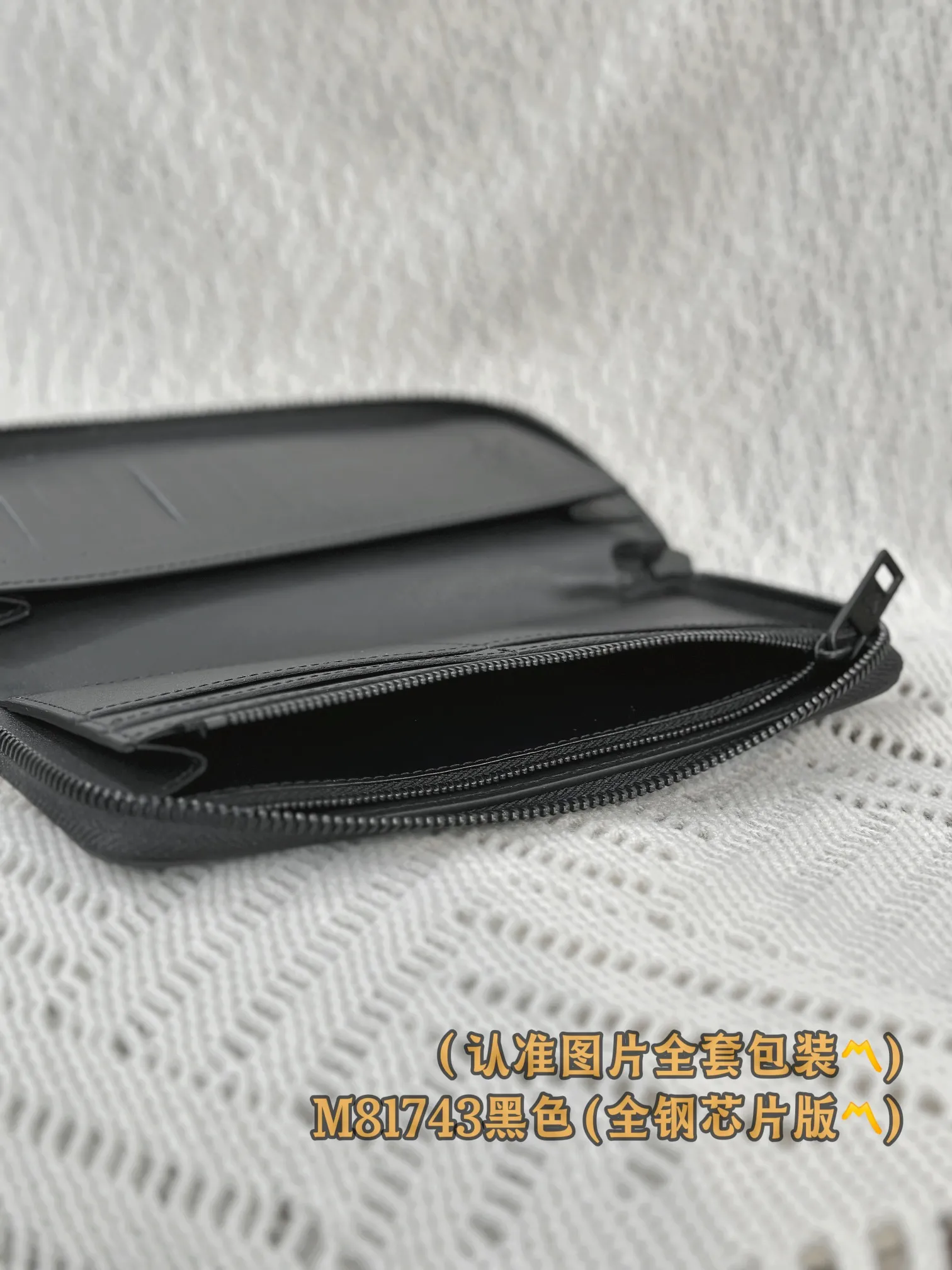 M81743 black (〽️A-grade all-steel version〽️) personalized customization, transcoding chip! Zipper Wallet LV Aerogram leather gives this zipper wallet a low-key brand style and elegance. The black cowhide leather is exquisitely crafted and soft, just like the air mail paper of the past. It is decorated with the LV Initials logo in the same color metal, making it more stylish. The style features a secure zipper closure and a spacious interior, making it an ideal style for fashionable men who prefer an all-in-one wallet.  10 x 20 x 2 cm (length x height x width). Special 400