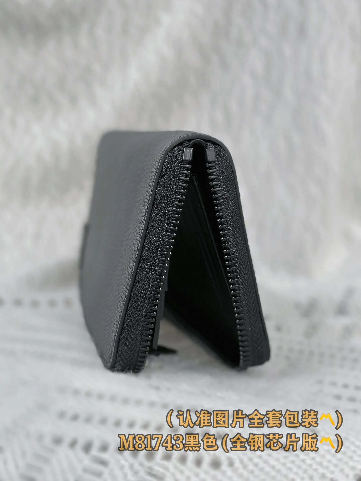 M81743 black (〽️A-grade all-steel version〽️) personalized customization, transcoding chip! Zipper Wallet LV Aerogram leather gives this zipper wallet a low-key brand style and elegance. The black cowhide leather is exquisitely crafted and soft, just like the air mail paper of the past. It is decorated with the LV Initials logo in the same color metal, making it more stylish. The style features a secure zipper closure and a spacious interior, making it an ideal style for fashionable men who prefer an all-in-one wallet.  10 x 20 x 2 cm (length x height x width). Special 400