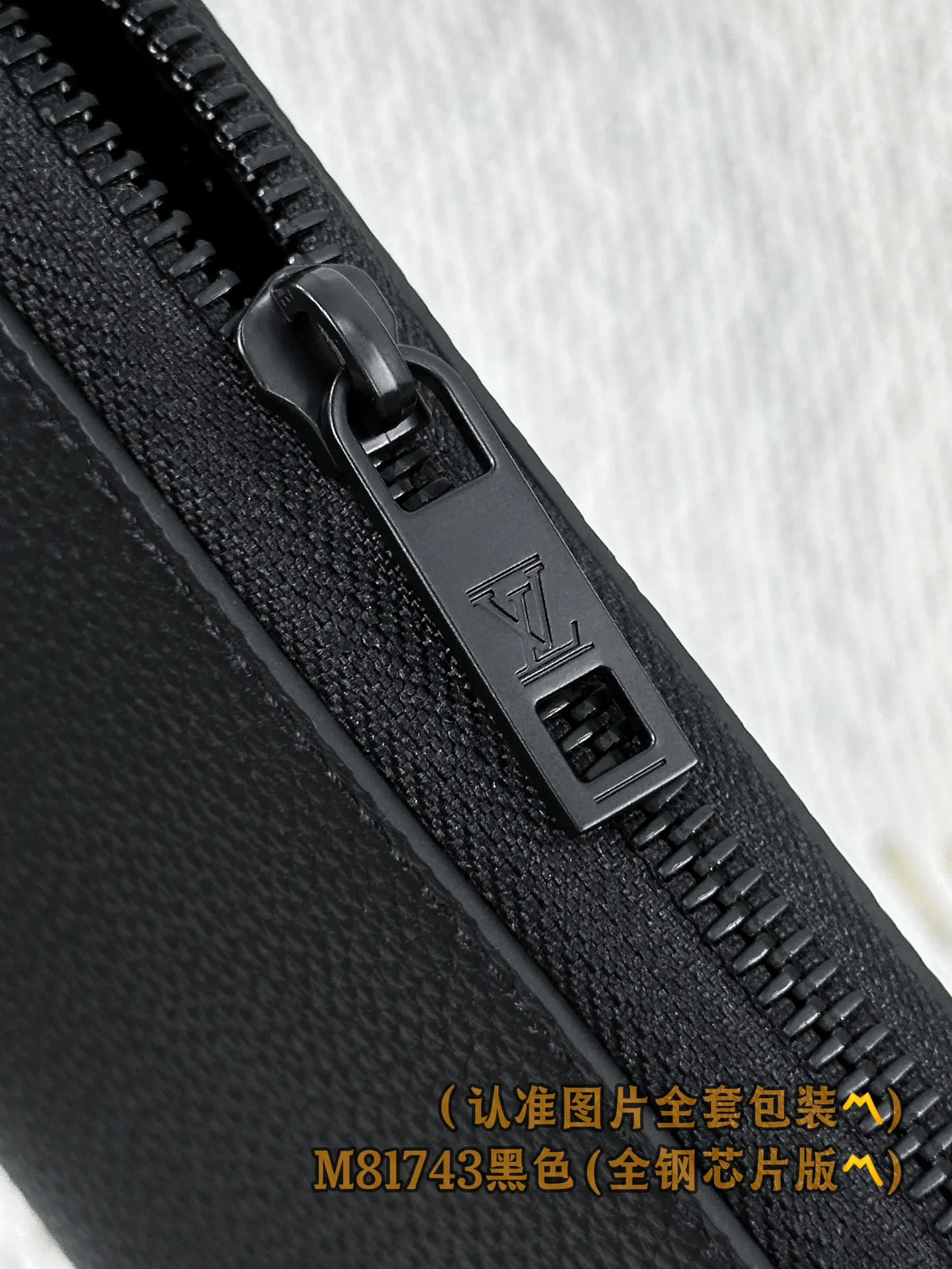 M81743 black (〽️A-grade all-steel version〽️) personalized customization, transcoding chip! Zipper Wallet LV Aerogram leather gives this zipper wallet a low-key brand style and elegance. The black cowhide leather is exquisitely crafted and soft, just like the air mail paper of the past. It is decorated with the LV Initials logo in the same color metal, making it more stylish. The style features a secure zipper closure and a spacious interior, making it an ideal style for fashionable men who prefer an all-in-one wallet.  10 x 20 x 2 cm (length x height x width). Special 400