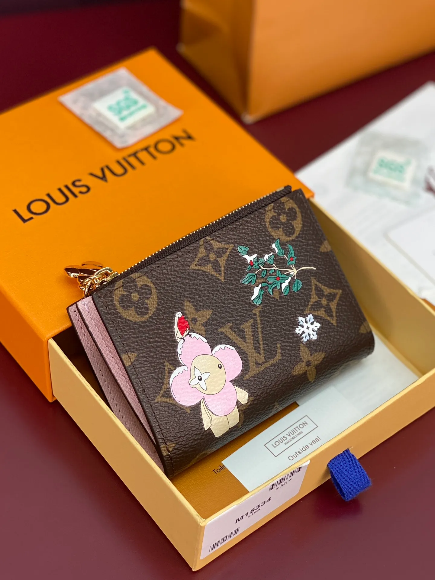 M15334 Christmas model! (High quality⚠️) LISA wallet, this Lisa wallet comes from the Vivienne Wintery Travel series, inviting the brand mascot Vivienne to transform into a fun zipper puller. Lined in signature Monogram canvas and leather, interior features multiple pockets and card slots.  11.5 x 1.5 x 9 cm (H x W x Length 💰420