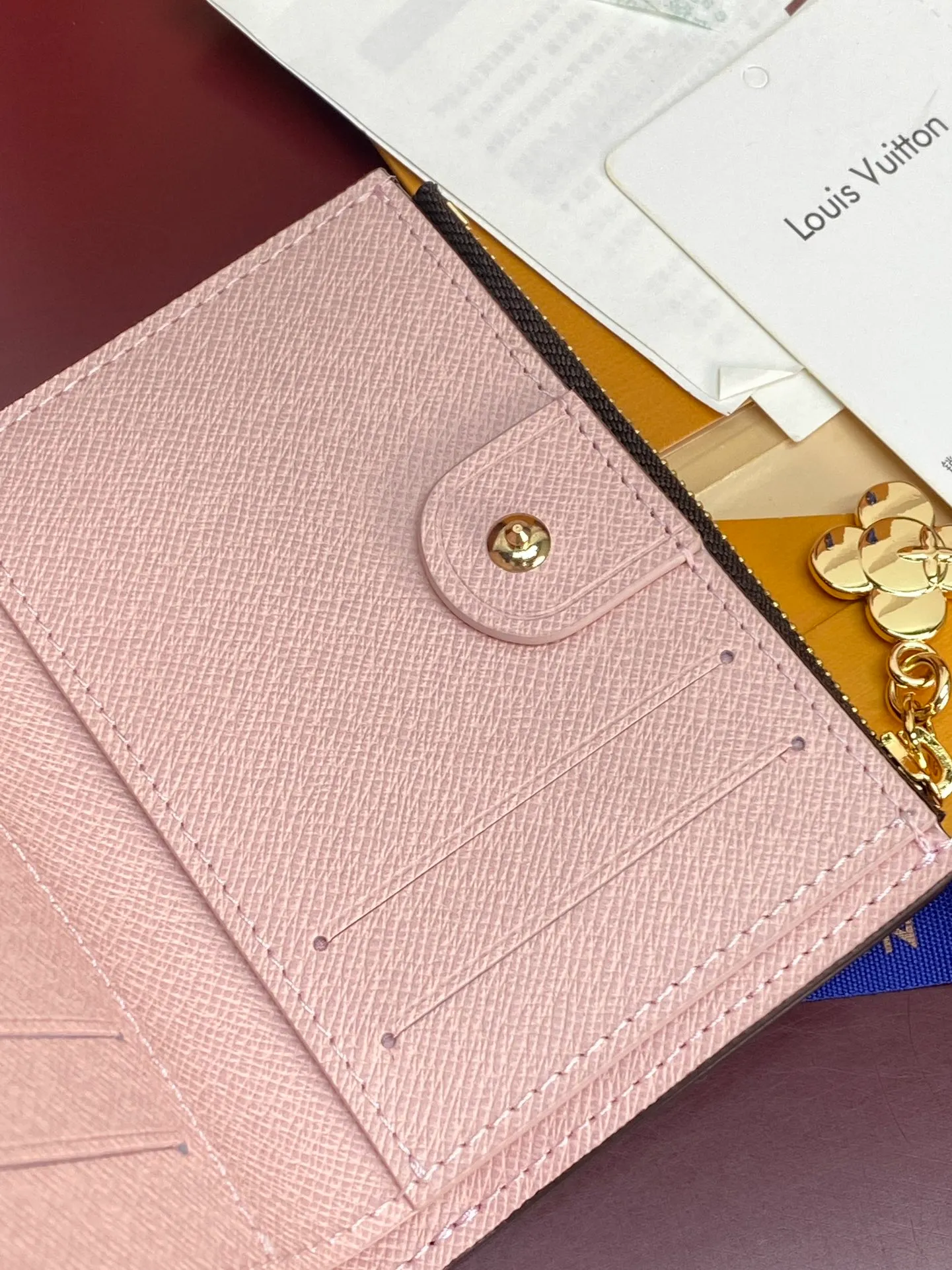 M15334 Christmas model! (High quality⚠️) LISA wallet, this Lisa wallet comes from the Vivienne Wintery Travel series, inviting the brand mascot Vivienne to transform into a fun zipper puller. Lined in signature Monogram canvas and leather, interior features multiple pockets and card slots.  11.5 x 1.5 x 9 cm (H x W x Length 💰420