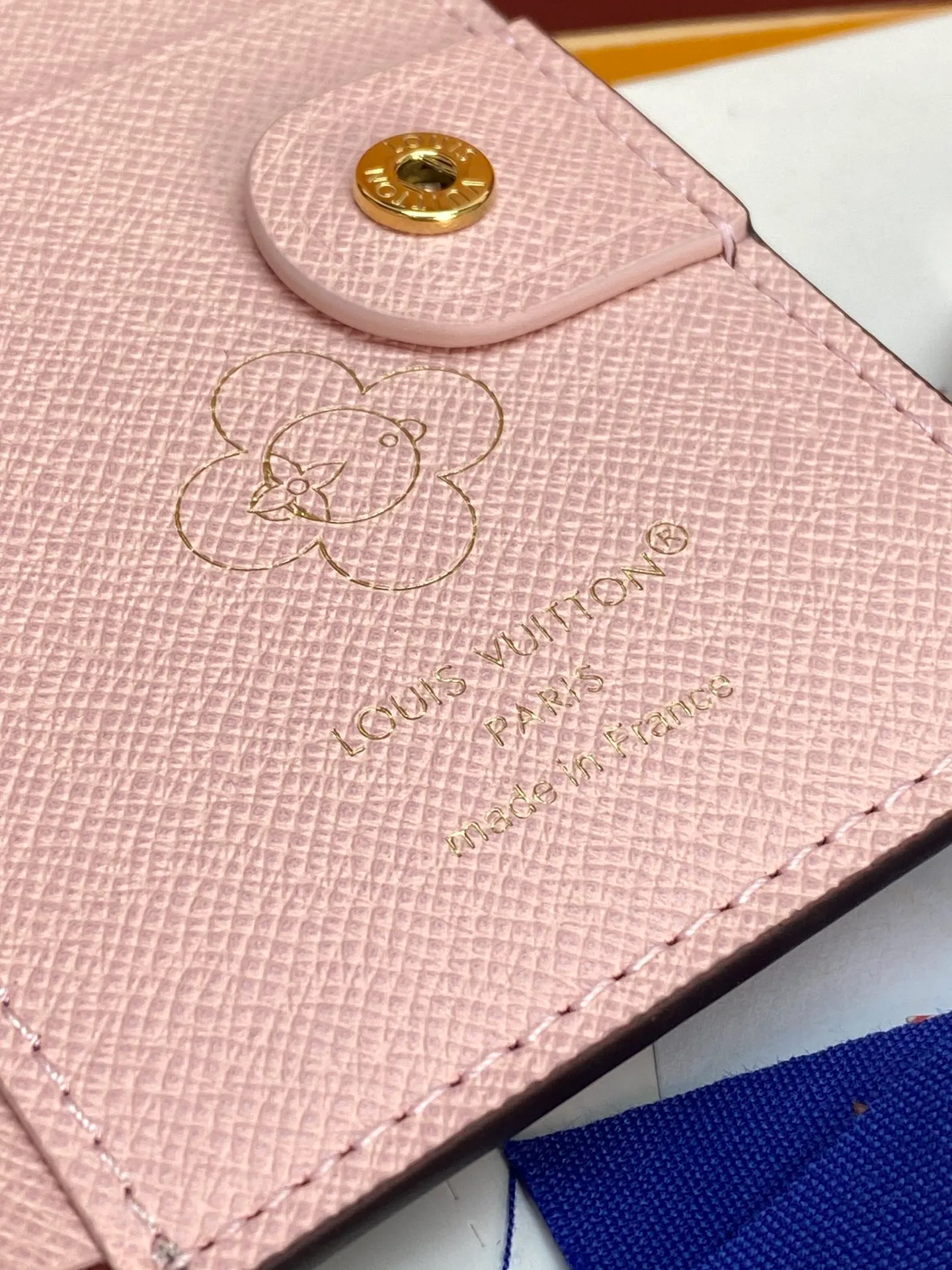 M15334 Christmas model! (High quality⚠️) LISA wallet, this Lisa wallet comes from the Vivienne Wintery Travel series, inviting the brand mascot Vivienne to transform into a fun zipper puller. Lined in signature Monogram canvas and leather, interior features multiple pockets and card slots.  11.5 x 1.5 x 9 cm (H x W x Length 💰420