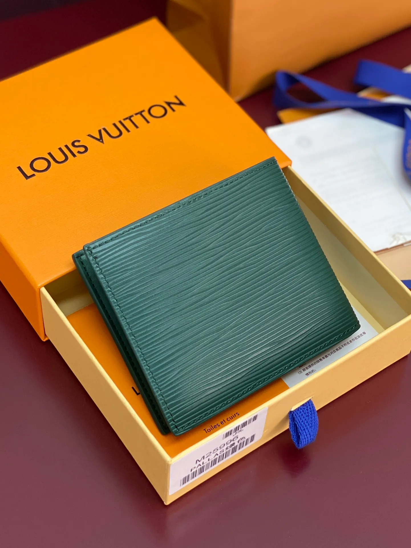 M25996 green! 🐸 This wallet is very modern and elegant, made of soft Epi leather, extremely functional and easy to carry, and can be easily stored in a back pocket or handbag. 11x9x2cm. 💰380