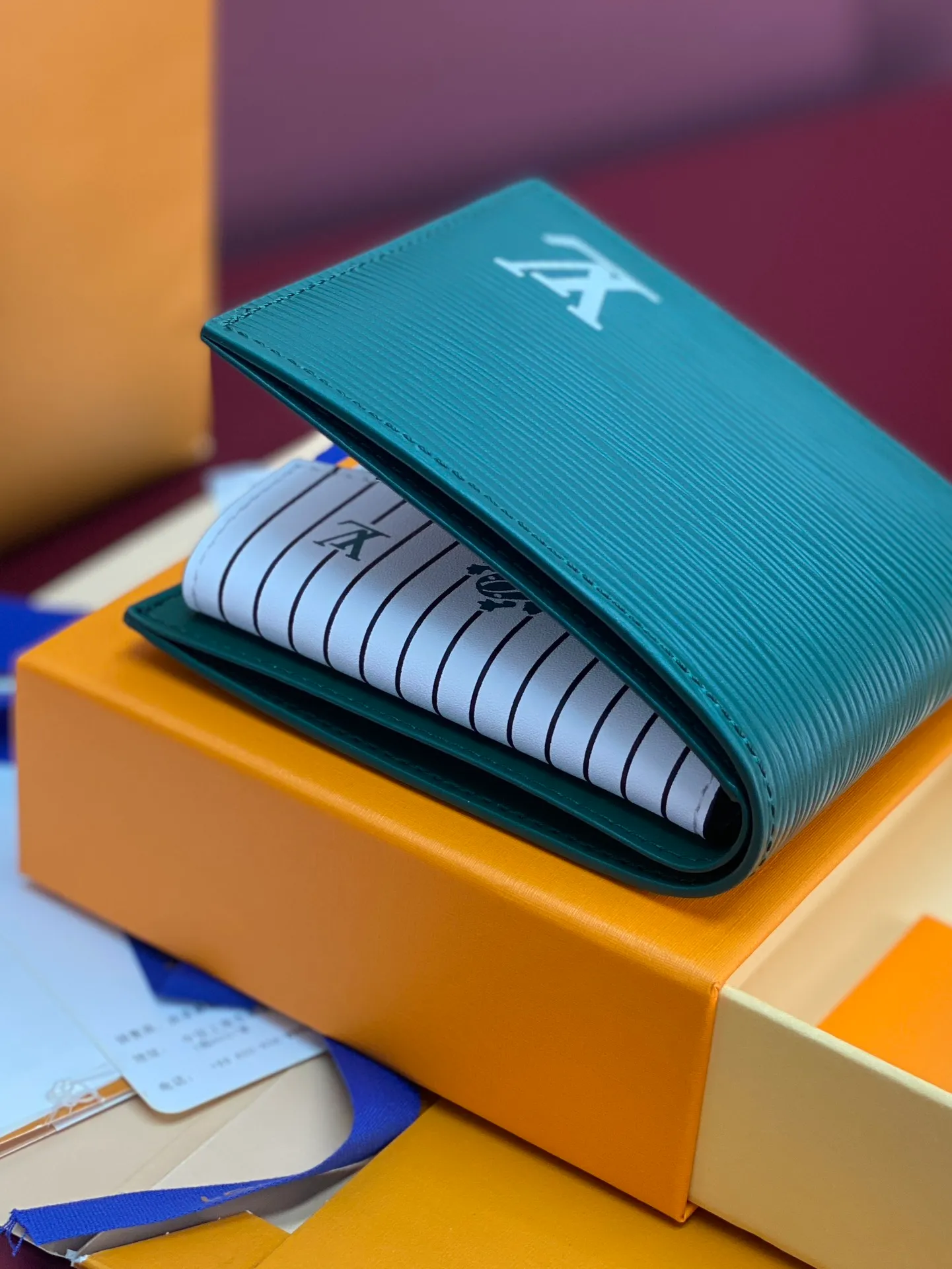 M25996 green! 🐸 This wallet is very modern and elegant, made of soft Epi leather, extremely functional and easy to carry, and can be easily stored in a back pocket or handbag. 11x9x2cm. 💰380