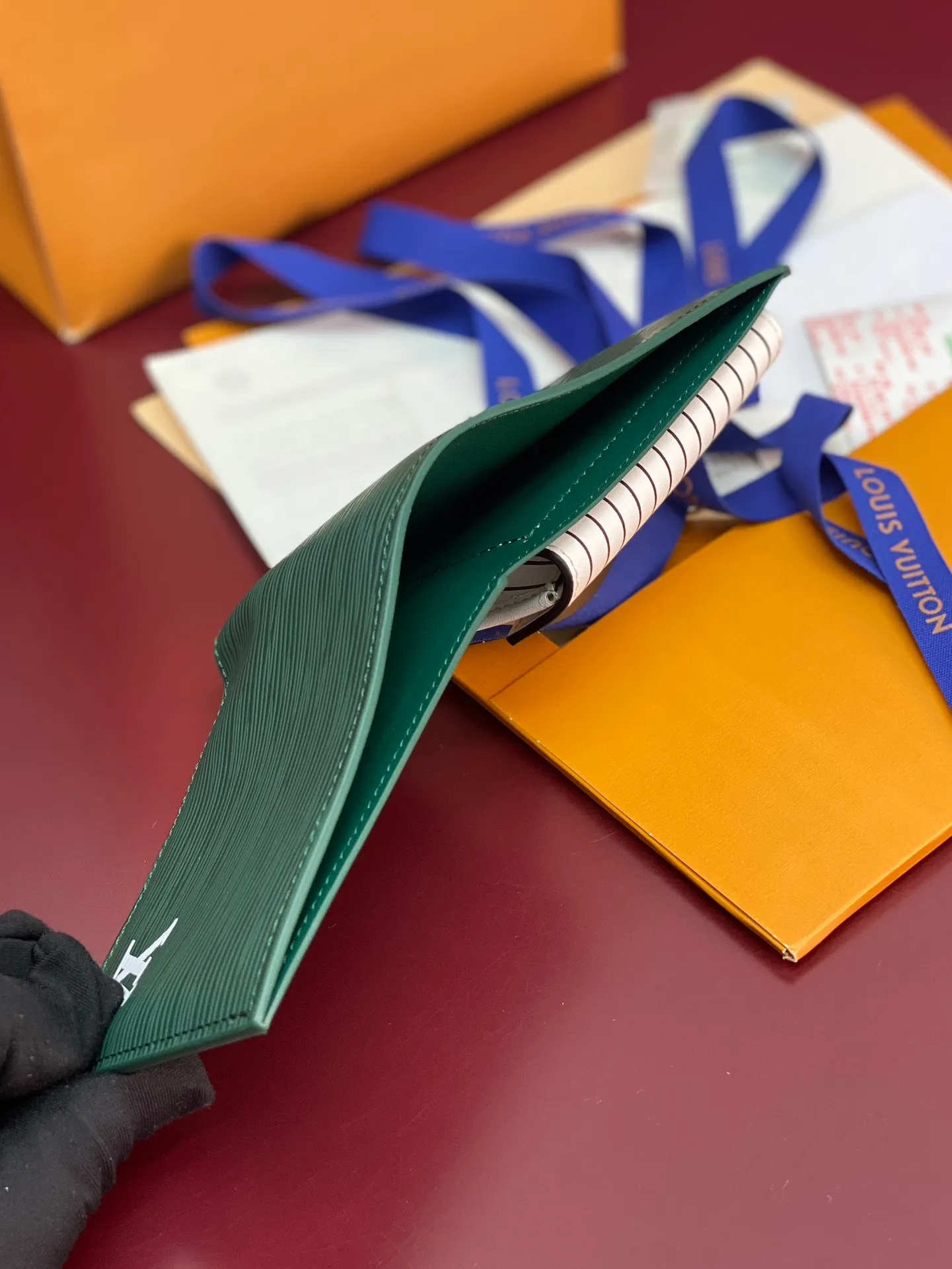 M25996 green! 🐸 This wallet is very modern and elegant, made of soft Epi leather, extremely functional and easy to carry, and can be easily stored in a back pocket or handbag. 11x9x2cm. 💰380