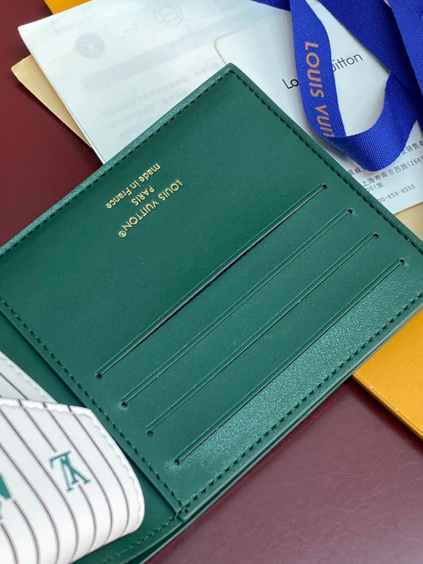 M25996 green! 🐸 This wallet is very modern and elegant, made of soft Epi leather, extremely functional and easy to carry, and can be easily stored in a back pocket or handbag. 11x9x2cm. 💰380