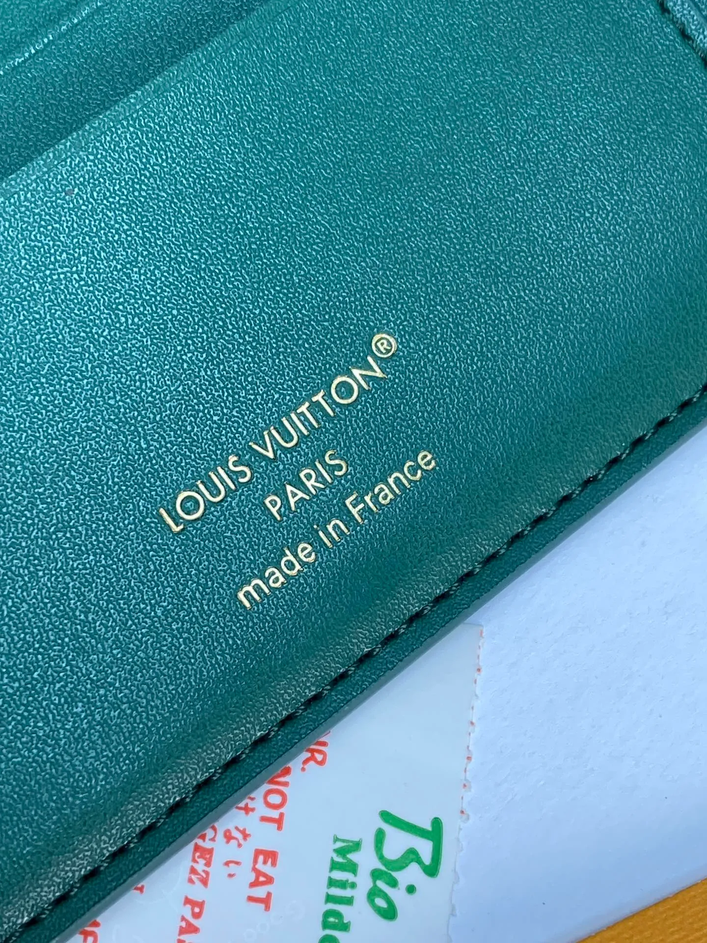 M25996 green! 🐸 This wallet is very modern and elegant, made of soft Epi leather, extremely functional and easy to carry, and can be easily stored in a back pocket or handbag. 11x9x2cm. 💰380