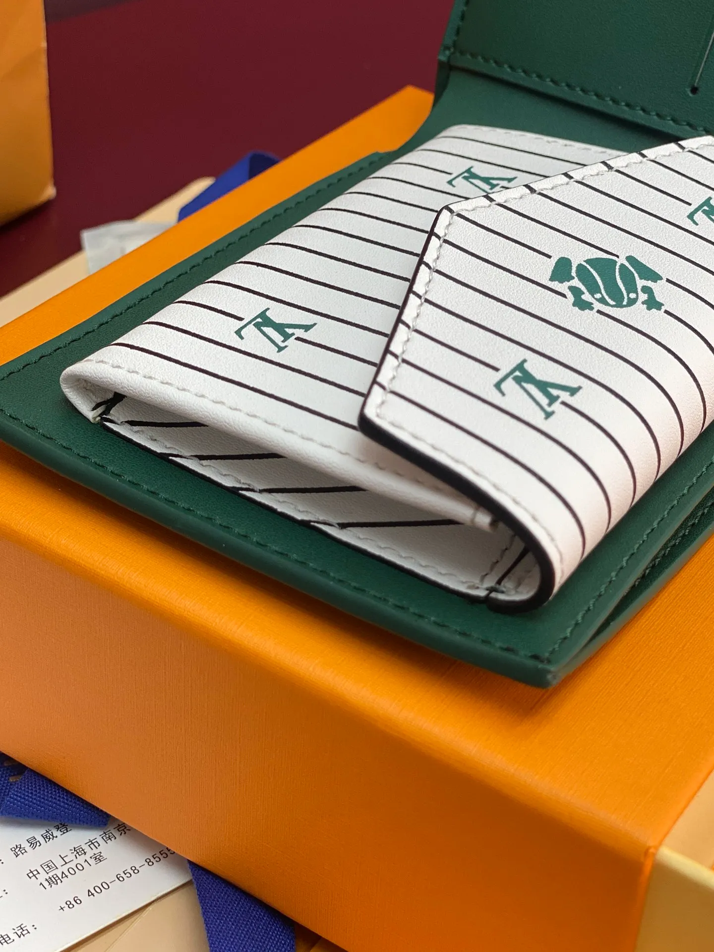 M25996 green! 🐸 This wallet is very modern and elegant, made of soft Epi leather, extremely functional and easy to carry, and can be easily stored in a back pocket or handbag. 11x9x2cm. 💰380