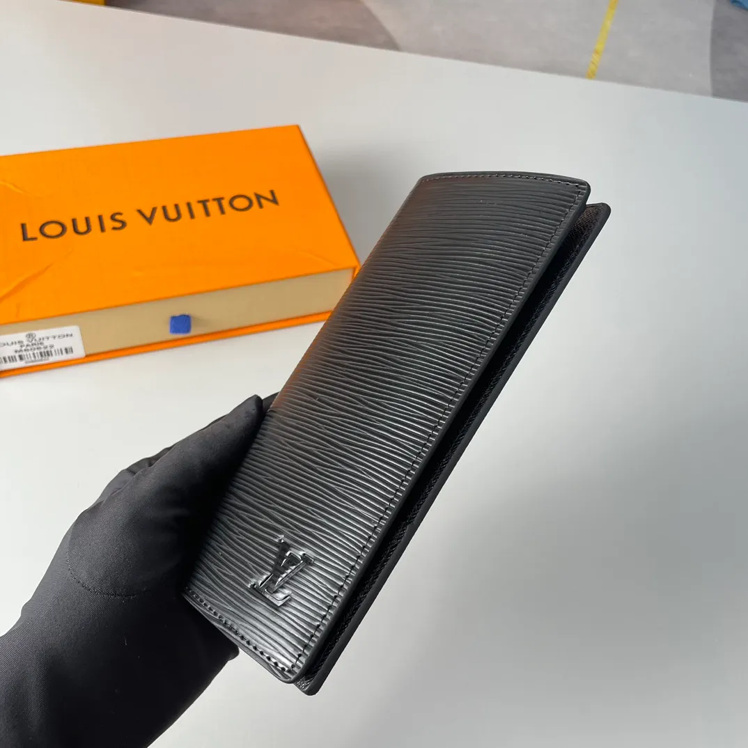 P400🇫🇷Exclusive real shot of overseas original single M60622! The Brazza wallet contains multiple credit card slots and compartments for banknotes. It is very practical. It is made of elegant and soft Epi water-rippled leather. Size: 19×10cm