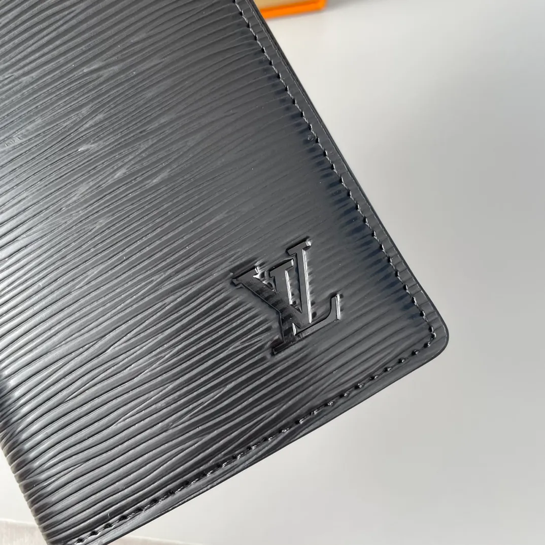 P400🇫🇷Exclusive real shot of overseas original single M60622! The Brazza wallet contains multiple credit card slots and compartments for banknotes. It is very practical. It is made of elegant and soft Epi water-rippled leather. Size: 19×10cm