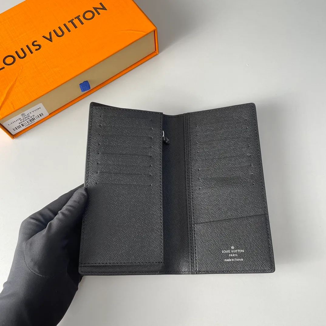 P400🇫🇷Exclusive real shot of overseas original single M60622! The Brazza wallet contains multiple credit card slots and compartments for banknotes. It is very practical. It is made of elegant and soft Epi water-rippled leather. Size: 19×10cm