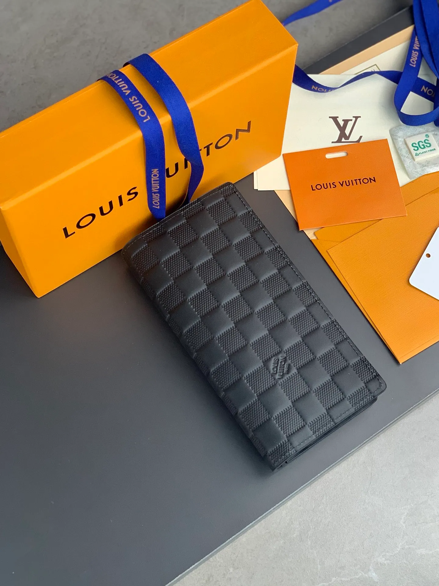 N63010 long clip! The Zippy zipper wallet is one of Louis Vuitton's classic designs. This wallet is made of Damier and is made of imported cowhide. It can hold banknotes, credit cards, small change and documents. Size: 19*10cm. 💰520