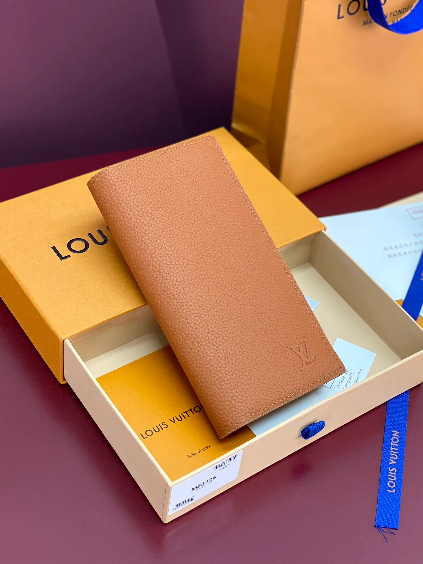 M83126 khaki! Concave and convex mark! Brazza long clip, made of top-grain cowhide! The black Aerogram Brazza wallet has the delicate texture of heavy-grained calfskin, with the LV letters discreetly imprinting your identity. Compartments and card slots accommodate banknotes, documents and coins, and are a perfect match for bags from the LV Aerogram series. 10 x 19 x 2 cm. 💰440