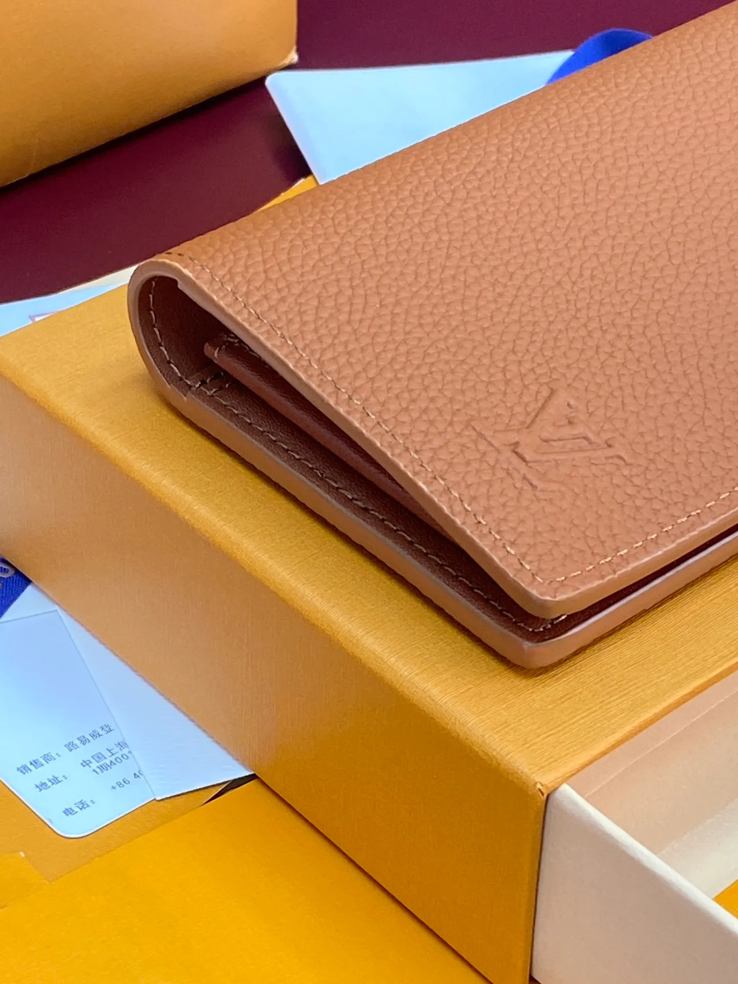 M83126 khaki! Concave and convex mark! Brazza long clip, made of top-grain cowhide! The black Aerogram Brazza wallet has the delicate texture of heavy-grained calfskin, with the LV letters discreetly imprinting your identity. Compartments and card slots accommodate banknotes, documents and coins, and are a perfect match for bags from the LV Aerogram series. 10 x 19 x 2 cm. 💰440
