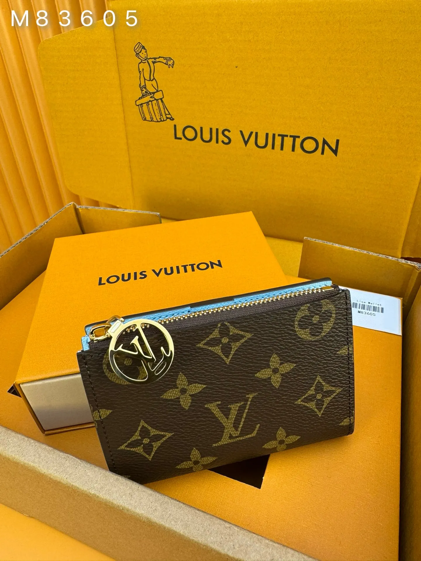 M83605 "Special Duty Free" ♻️[Official special edition·First-class material·All steel hardware·French chip·Full set of packaging] Portefeuille Lisa is made of Monogram canvas and lined with colored leather. This compact wallet features Circle pulls and a gusseted coin pocket, making it easy to slip into a small bag or clutch. The interior features a bill compartment, two flat pockets and four card slots. 9x11.5x1.5cm 💰600