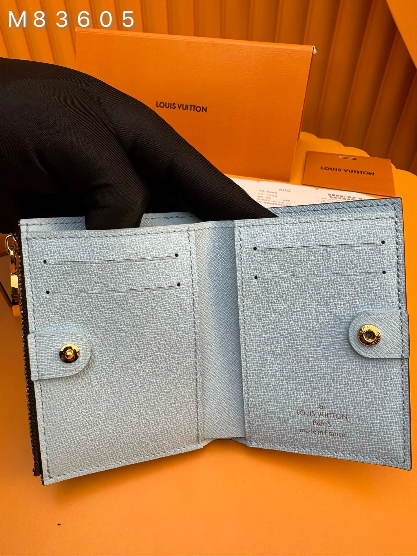 M83605 "Special Duty Free" ♻️[Official special edition·First-class material·All steel hardware·French chip·Full set of packaging] Portefeuille Lisa is made of Monogram canvas and lined with colored leather. This compact wallet features Circle pulls and a gusseted coin pocket, making it easy to slip into a small bag or clutch. The interior features a bill compartment, two flat pockets and four card slots. 9x11.5x1.5cm 💰600