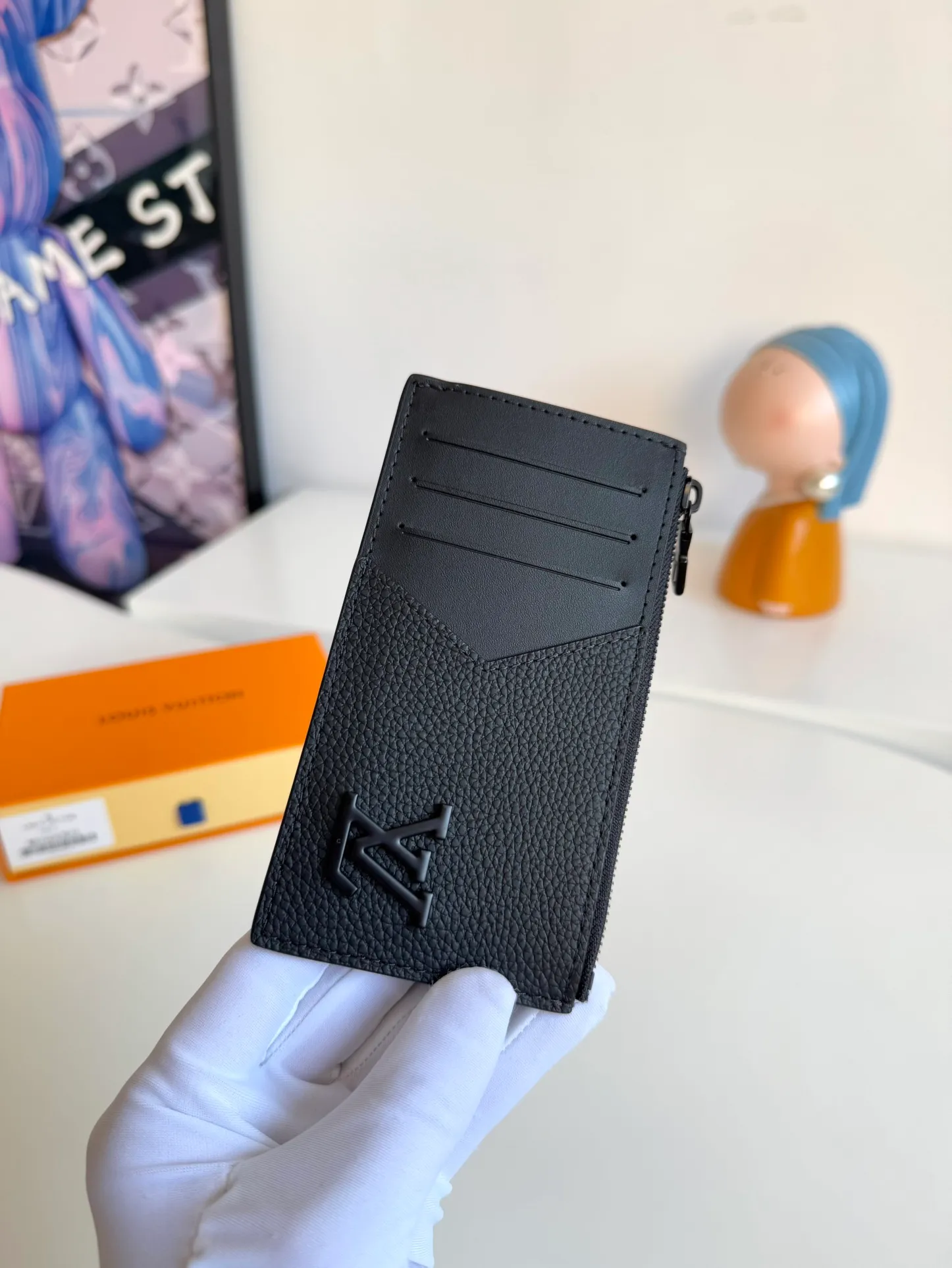 P380🇫🇷Overseas original single M82068 black exclusive real shot! Crafted from Louis Vuitton's signature Taiga leather, the Coin Card Holder has a sleek look and is ideal for safely storing loose change. The interior features multiple credit card slots and bill compartments, as well as a zippered coin pocket. Size: 14.5×8×1cm