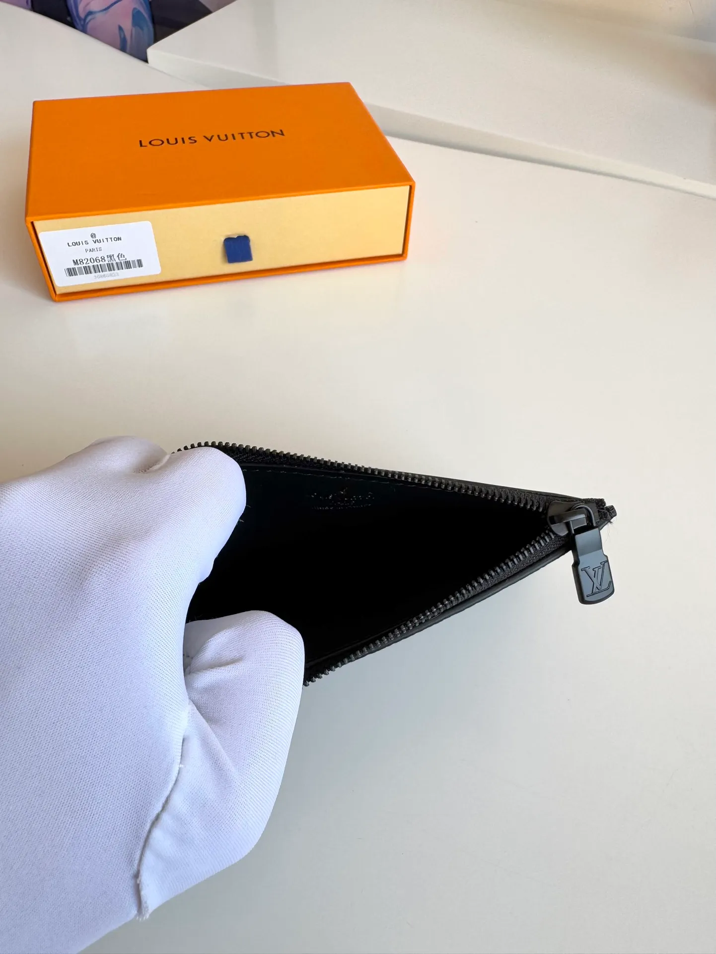 P380🇫🇷Overseas original single M82068 black exclusive real shot! Crafted from Louis Vuitton's signature Taiga leather, the Coin Card Holder has a sleek look and is ideal for safely storing loose change. The interior features multiple credit card slots and bill compartments, as well as a zippered coin pocket. Size: 14.5×8×1cm
