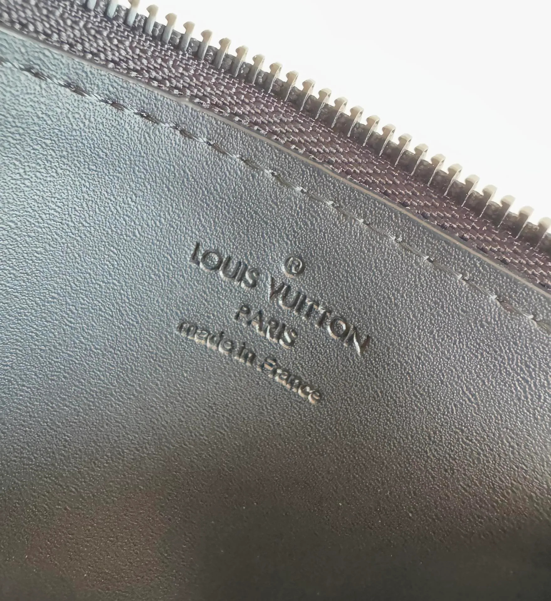 P380🇫🇷Overseas original single M82068 black exclusive real shot! Crafted from Louis Vuitton's signature Taiga leather, the Coin Card Holder has a sleek look and is ideal for safely storing loose change. The interior features multiple credit card slots and bill compartments, as well as a zippered coin pocket. Size: 14.5×8×1cm