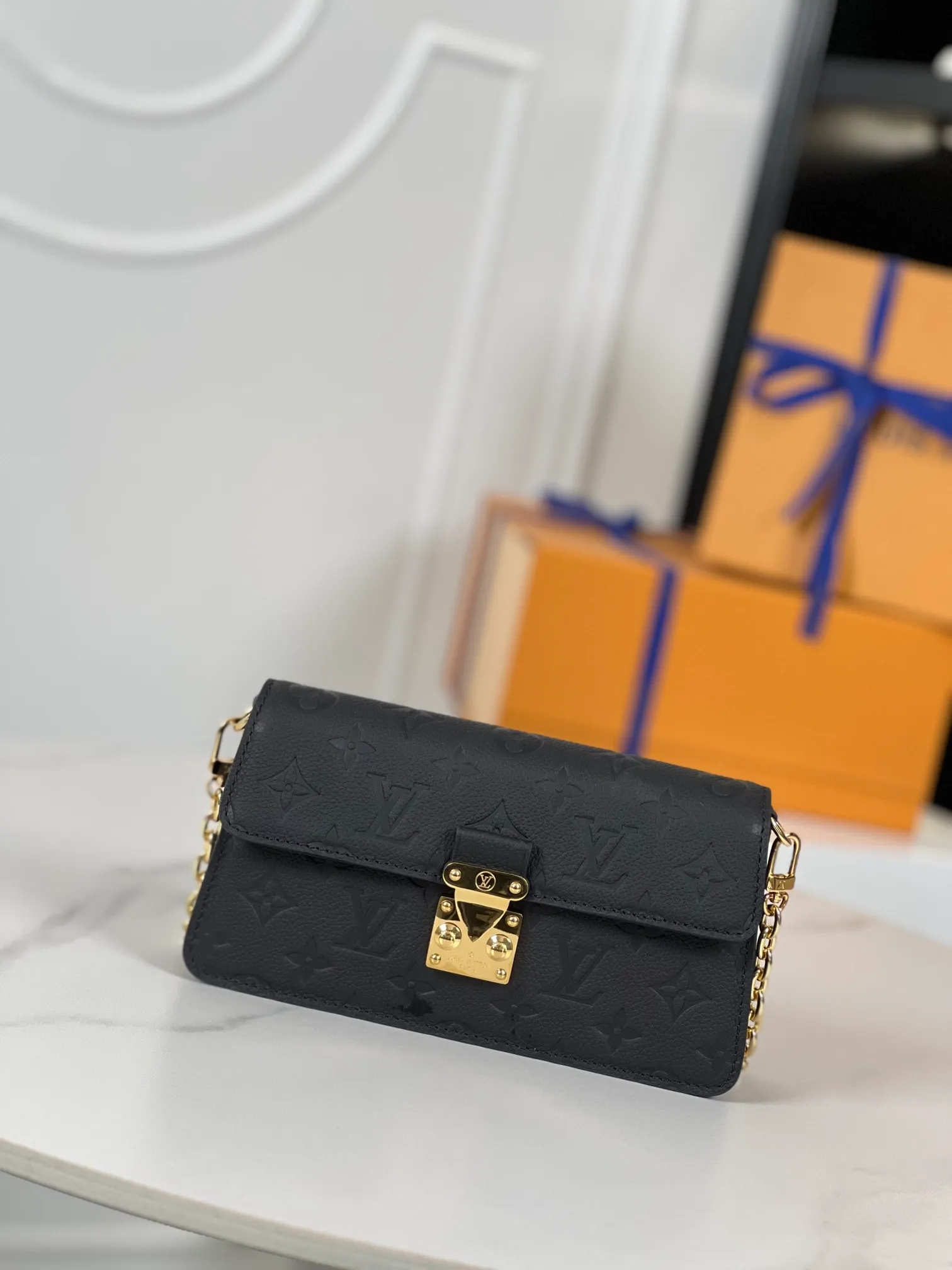 P960 "With full set of counter packaging"🇫🇷Exclusive real shot of super original leather M82637! The Wallet On Chain Metis bag is made from grained Monogram Empreinte leather, embossed with the brand's Monogram pattern. The distinctive appearance, with its trapezoidal design and front flap secured with an S-lock, is inspired by the classic Louis Vuitton luggage. Detachable chain allows for cross-body wear. Size: 19×11×5.5cm